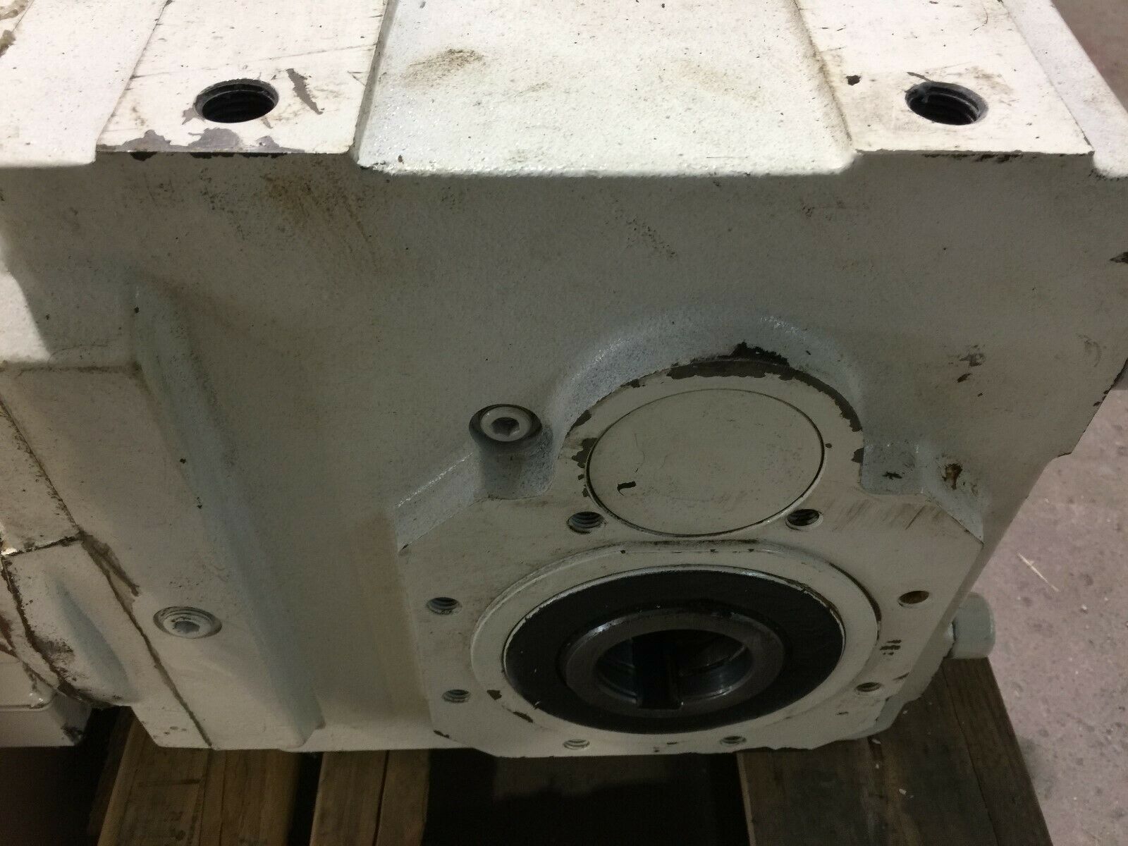 NEW NO BOX 240/480VAC 19/11AMPS 5.5KW MOTOR 49.55:1 ANGLED GEARBOX K21V 132 84 K