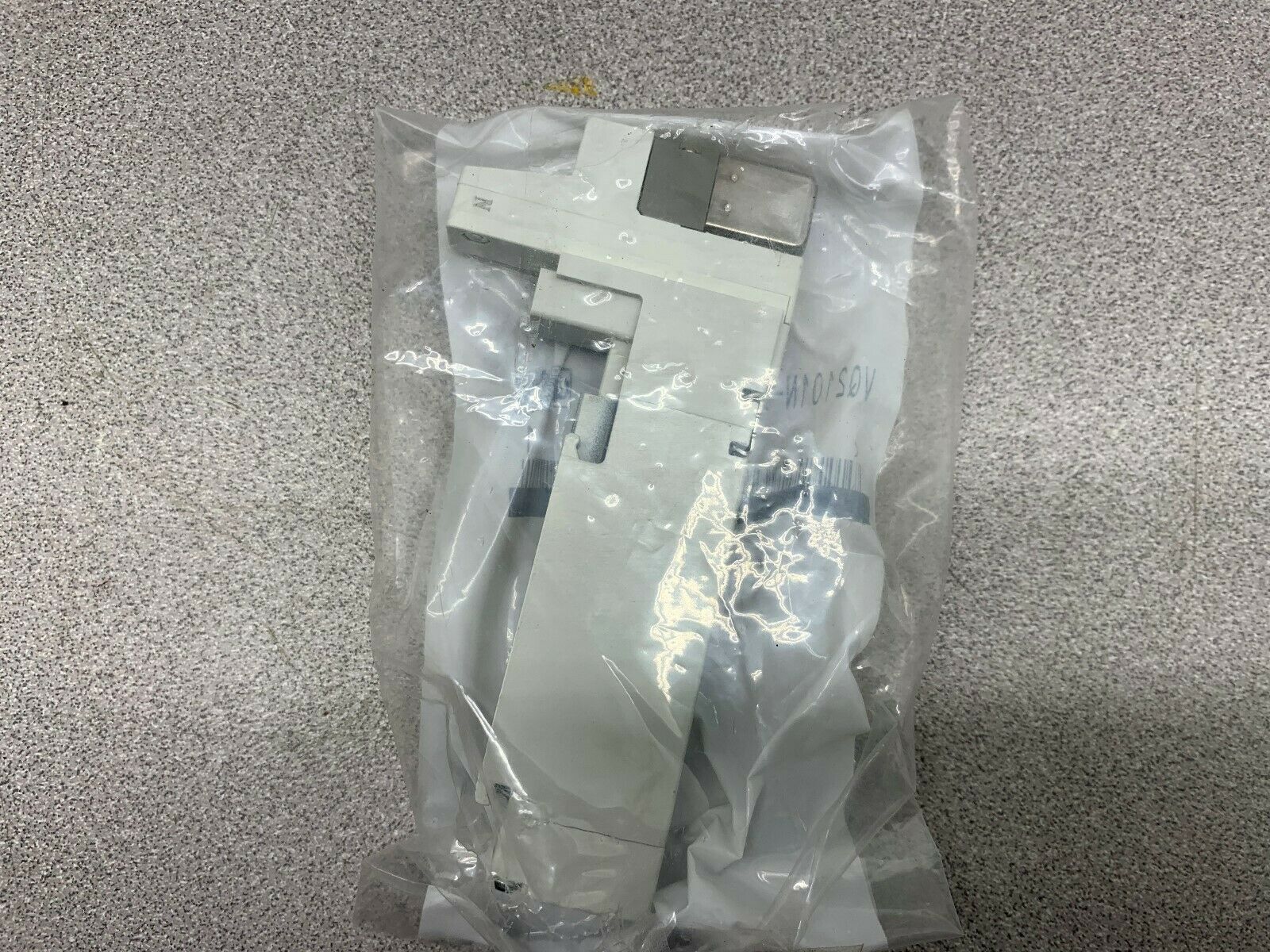 NEW NO BOX SMC VALVE VQ2101N-51
