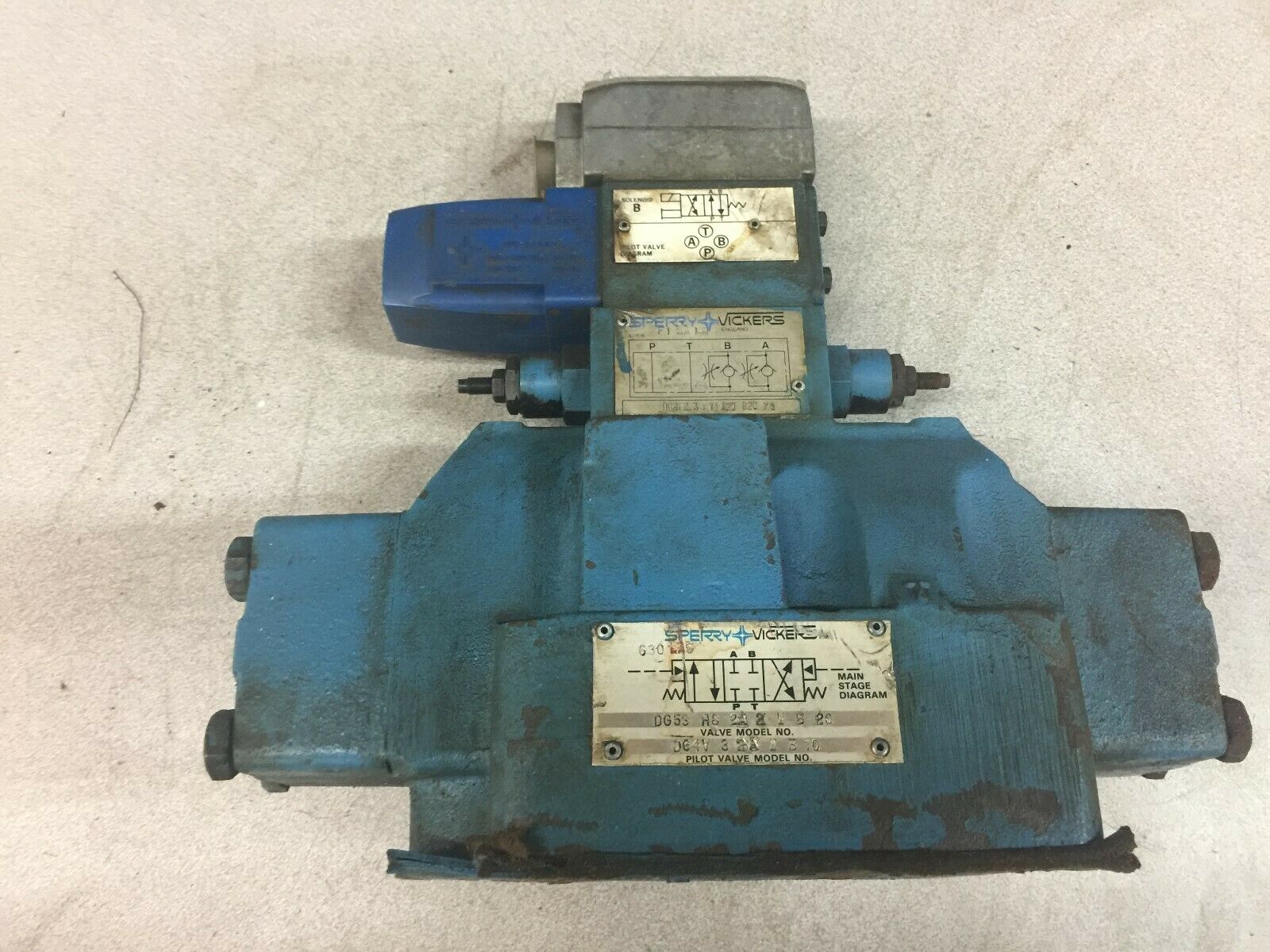 USED VICKERS SOLENOID DIRECTIONAL CONTROL VALVE DG4V-3-2A-U-B-10 / D6MFN-3 Y A2W