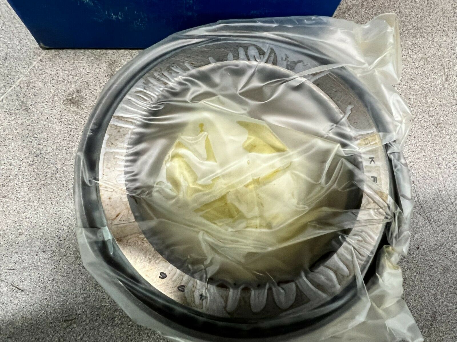 NEW IN BOX SKF ROLLER BEARING 496