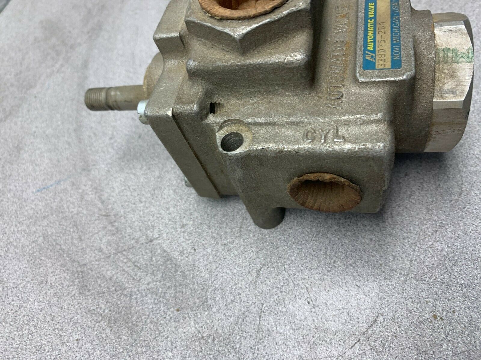 NEW NO BOX AUTOMATIC VALVE 338D75-2BA