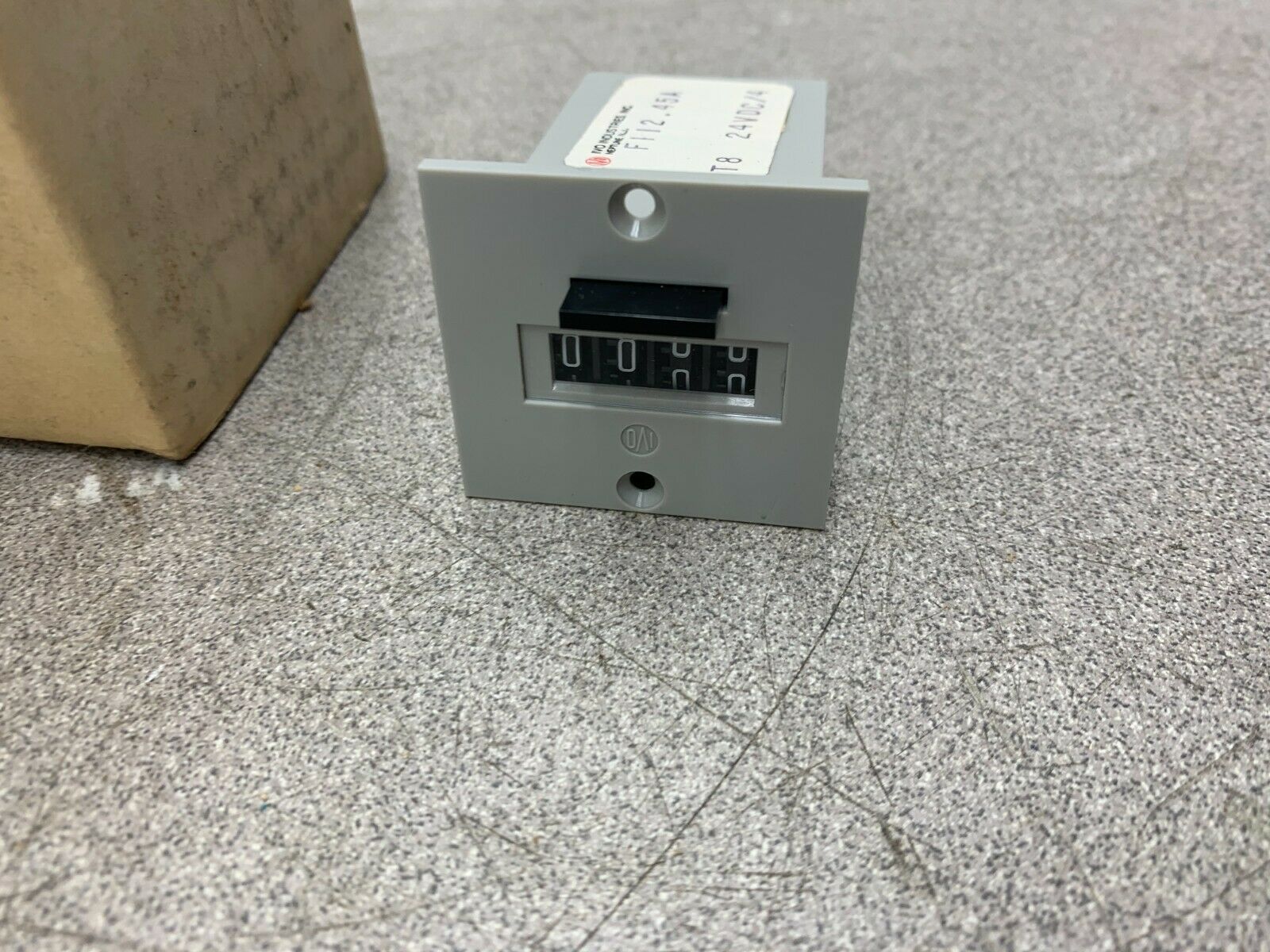 NEW IN BOX IVO 24VDC COUNTER F112.45A