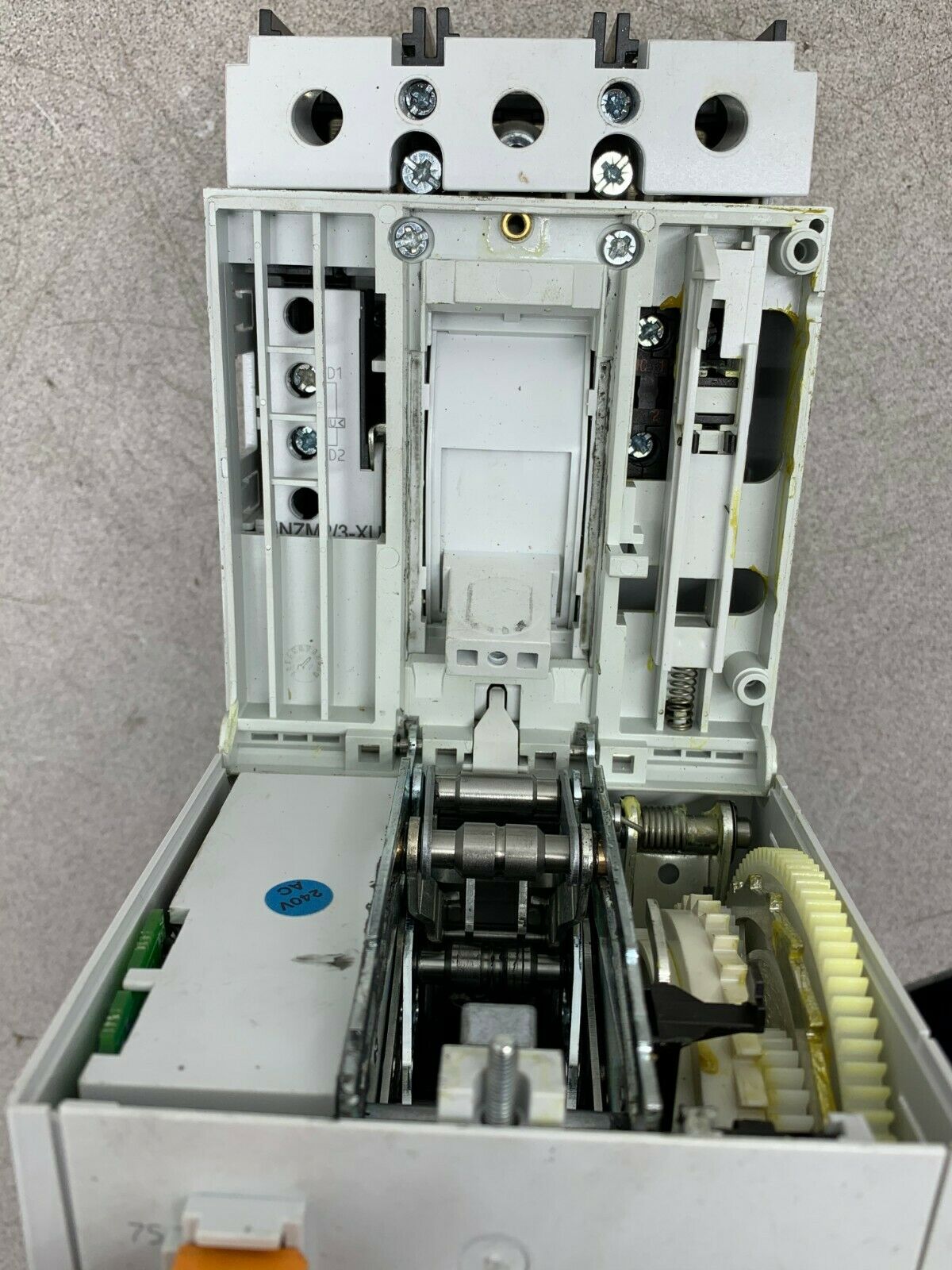 NEW EATON MOELLER 250AMP BREAKER WITH SYNCHRONIZED REMOTE OPERATOR NZM 2-XR