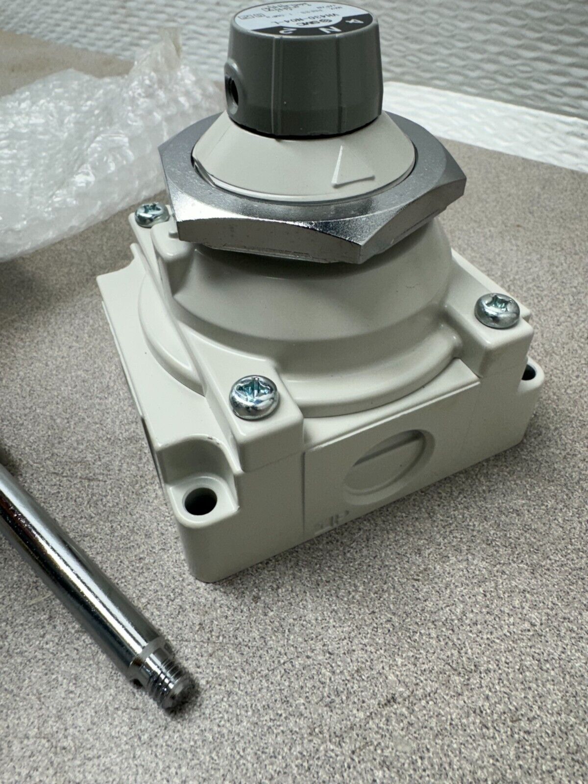 NEW NO BOX SMC HAND VALVE VH430-N04-L