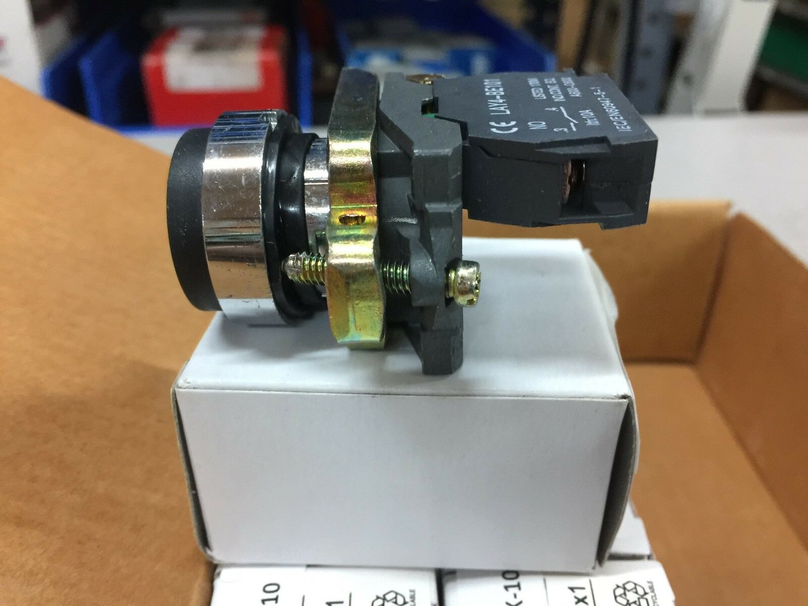 NEW IN BOX LOT OF 10 BLACK PUSH BUTTONS 1 N/O CONTACT PBC-P22XTM01-EBLK-10