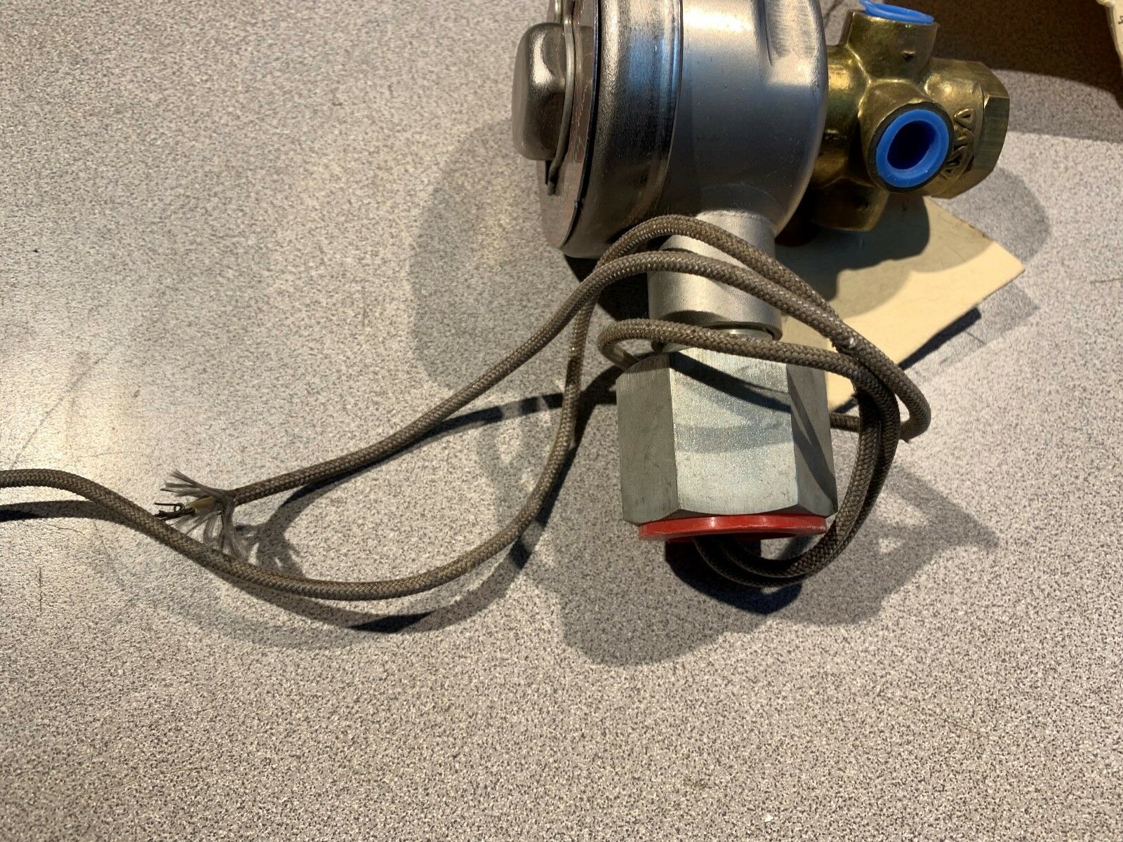 NEW NO BOX ASCO RED HAT SOLENOID VALVE 1/4" PIPE SIZE 120V. COIL NP8320A185E