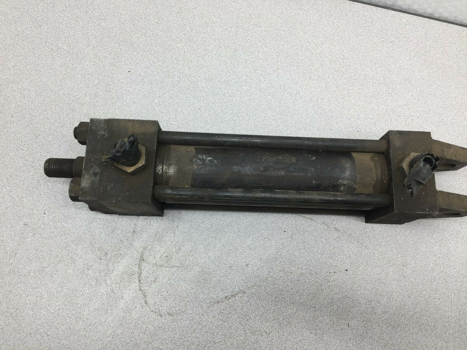USED PARKER 2"BORE 7"STROKE 3000PSI HYDRAULIC CYLINDER 02.00 CBB-2HLTVS14C 7.00