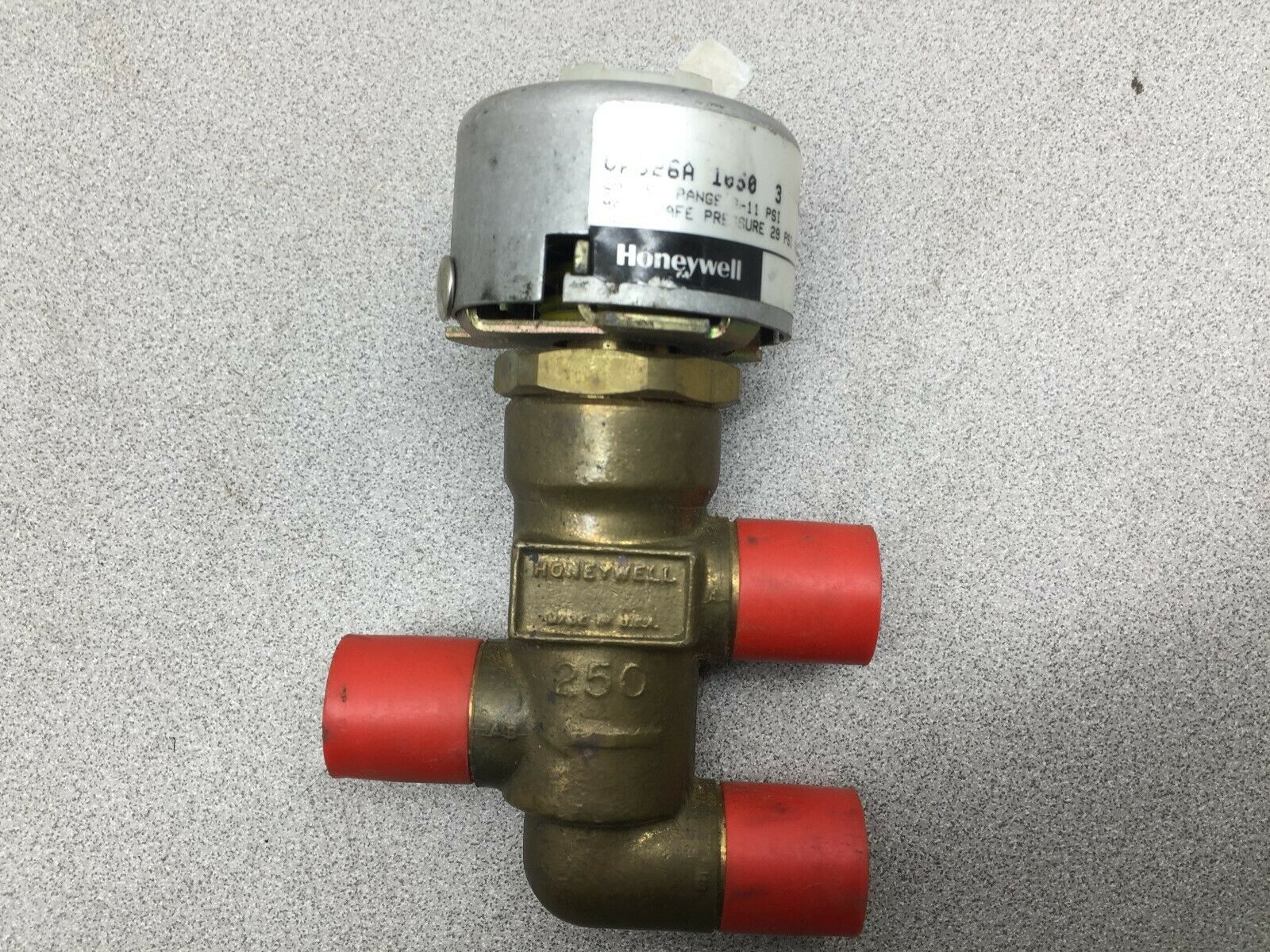 NEW NO BOX HONEYWELL 3-WAY PNEUMATIC 1/2" OD HIGH PRESSURE WATER VP526A1050
