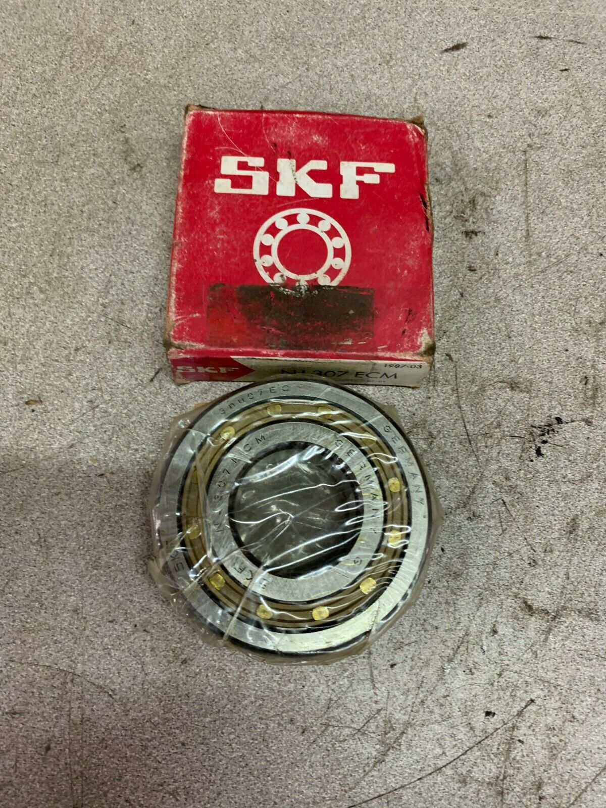NEW IN BOX SKF BALL BEARING NJ 307 ECM