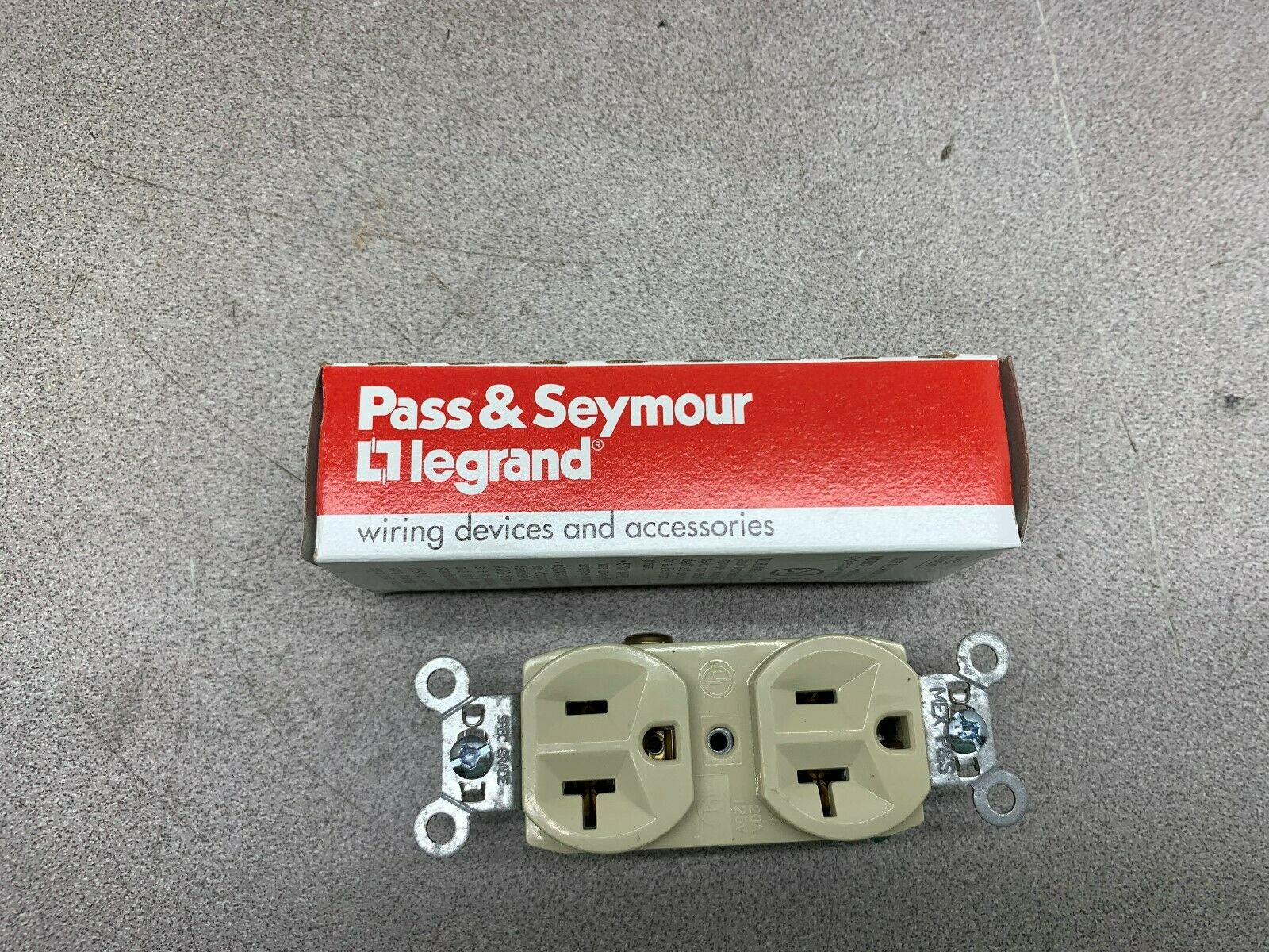 LOT OF 10 NEW IN BOX PASS & SEYMOUR RECEPTACLE CR20-1
