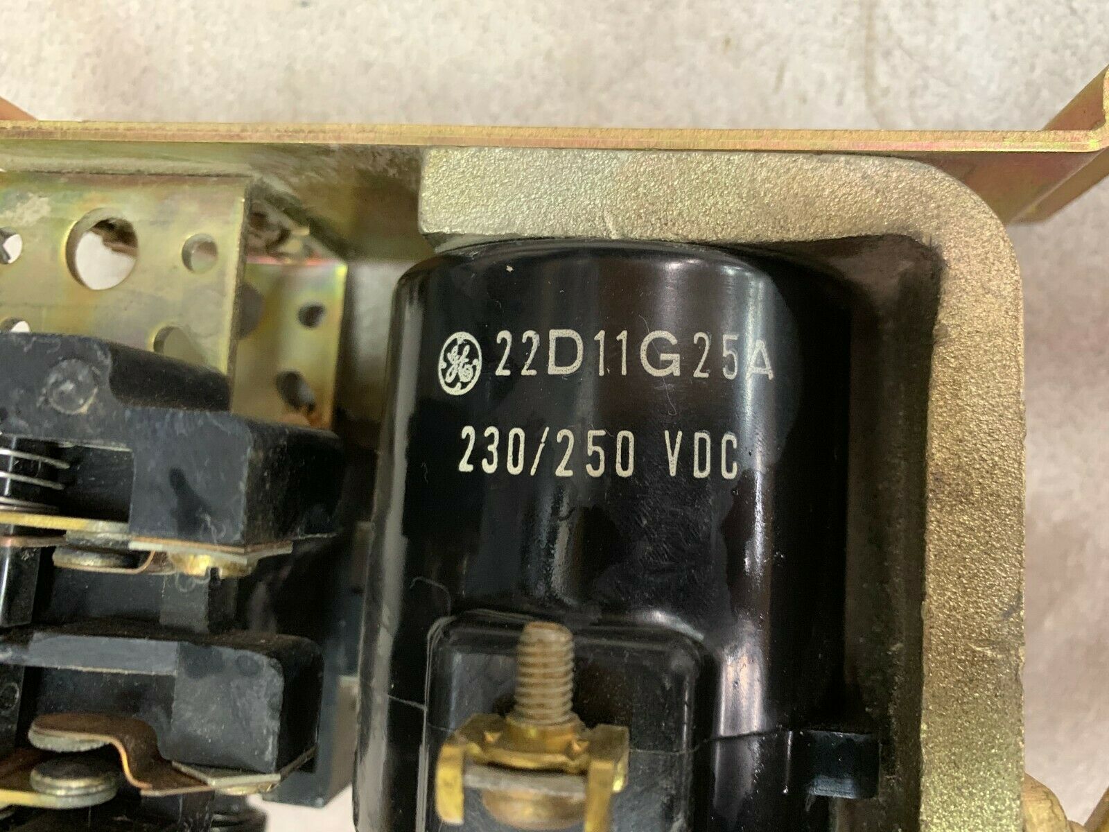 NEW NO BOX GENERAL ELECTRIC RELAY IC2820A100BB2J