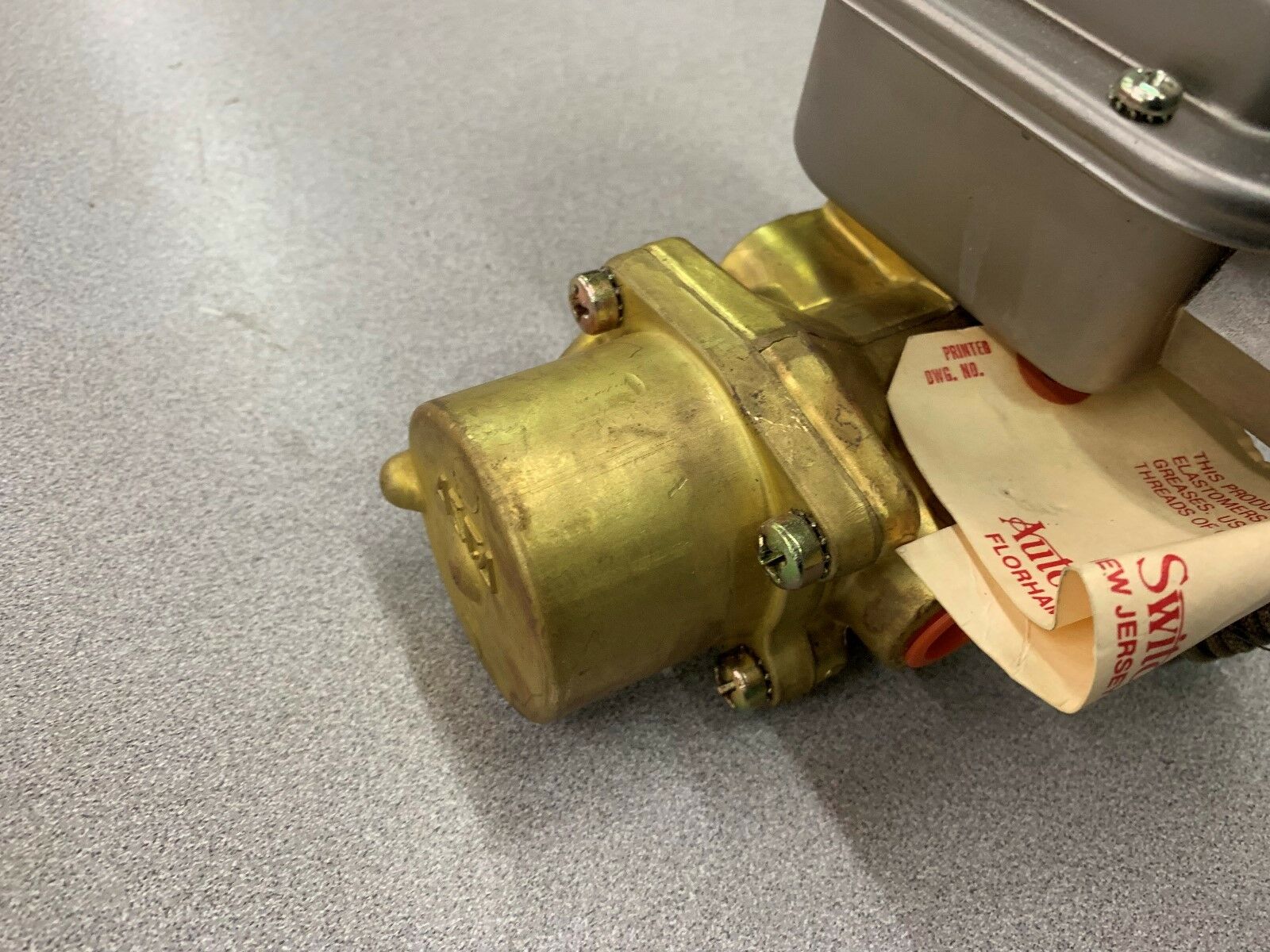 NEW NO BOX ASCO RED HAT SOLENOID VALVE 3/8" PIPE SIZE 125VDC. COIL NP8344A72E