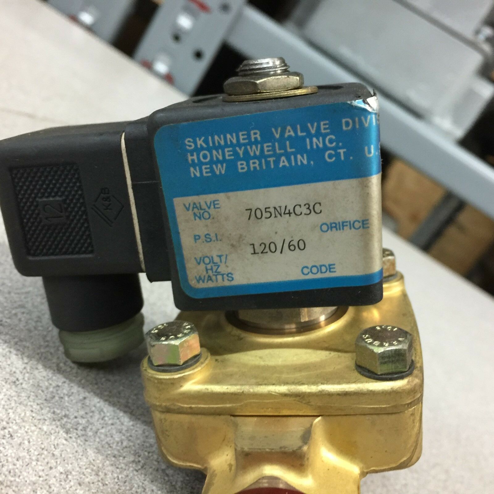 NEW NO BOX SKINNER 120VAC SOLENOID VALVE 705N4C3C