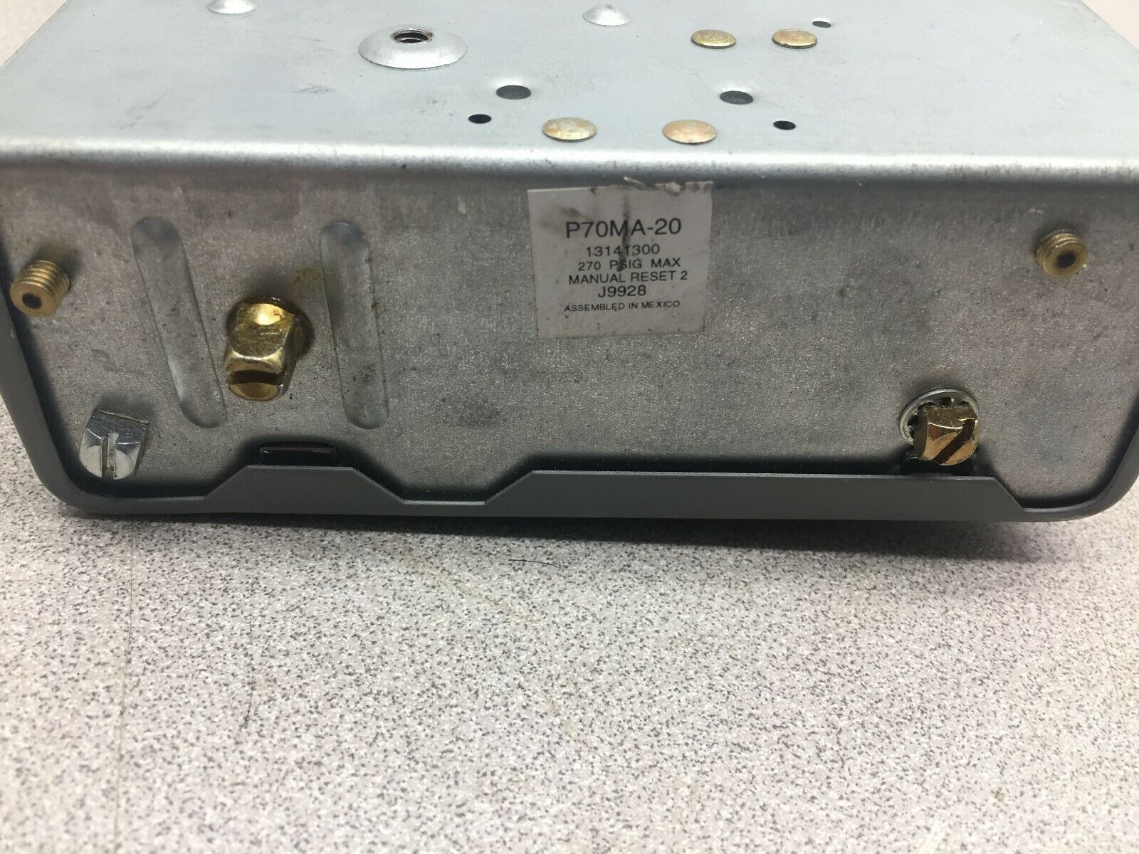 NEW NO BOX JOHNSON CONTROLS PENN 270 PSIG MAX MANUAL RESET PRESSURE SWITCH P70MA