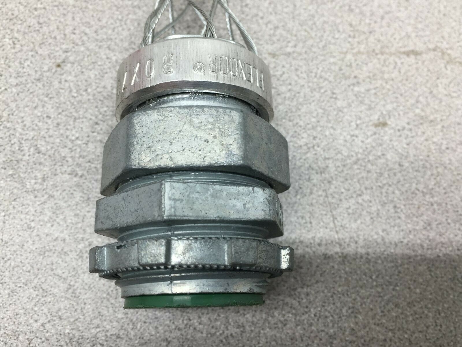 NEW NO BOX FLEXCOR 1"STAIN RELIEF BOX CONNECTOR .70-.97CORD DIAM. 073031210