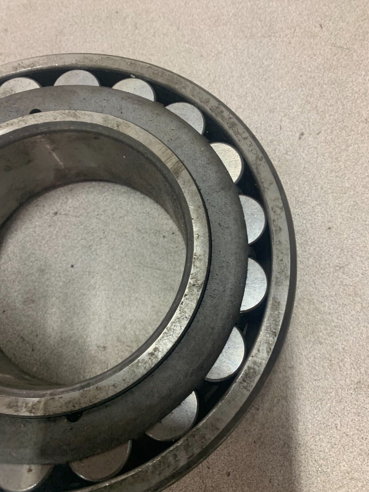 NEW NO BOX SNR ROLLER BEARING 22222 EA B33 J30