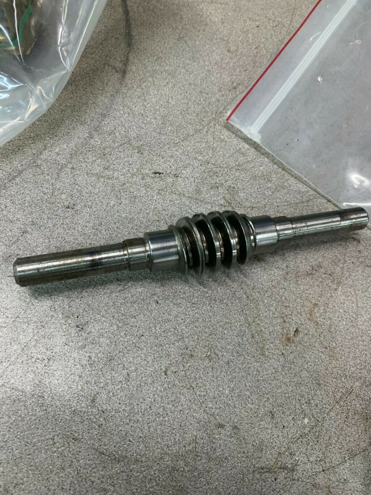 NEW NO BOX LOT OF 2 DUFF NORTON WORM GEARS 002 R1ST 0591 070 K2N