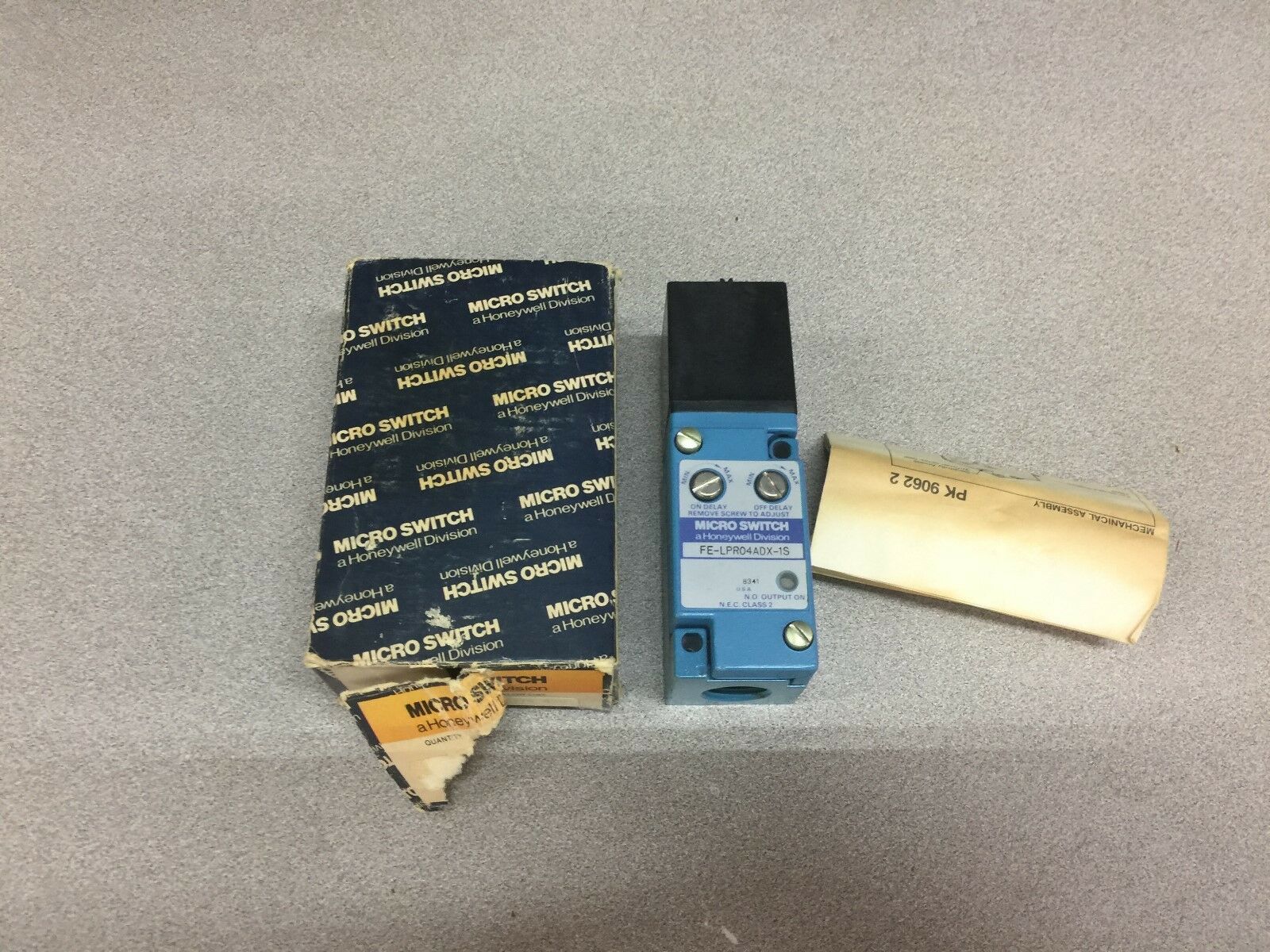 NEW IN BOX HONEYWELL PHOTOELECTRIC SENSOR WITH ON/OFF DELAY FE-LPR04ADX-1S