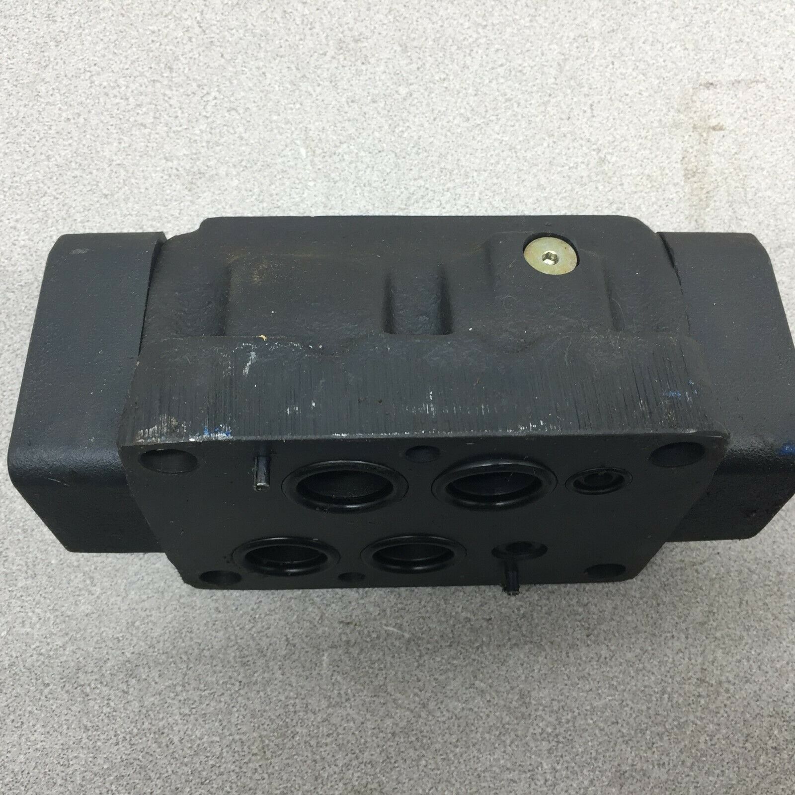 NEW NO BOX VICKERS PILOT OPERATED VALVE DG5S4-046C-T-M-FW-B5-60