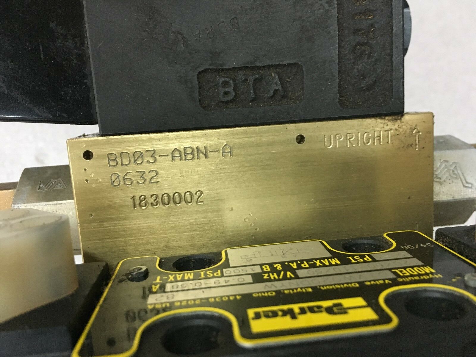 NEW HYDRAULIC VALVE ASSEMBLY PARKER D1VW004KNYW4 82 WITH D1VW020DNYW 82 MANIFOLD