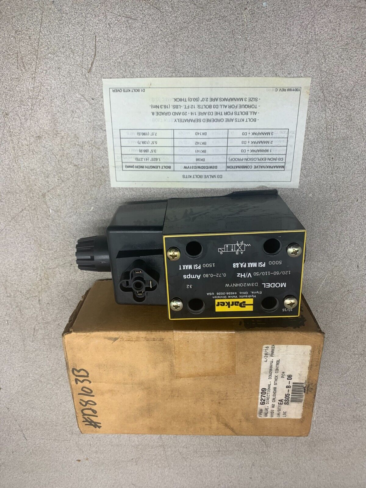 NEW IN BOX PARKER HYDRAULIC SOLENOID CONTROL VALVE 110/120V. COIL D3W20HNYW 32