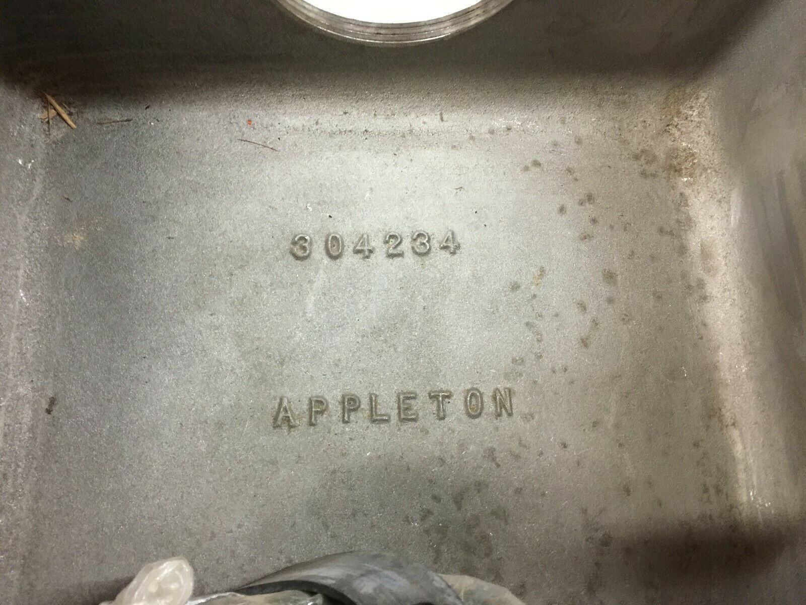 NEW NO BOX APPLETON ANGLED BACK BOX 304234 / 304228