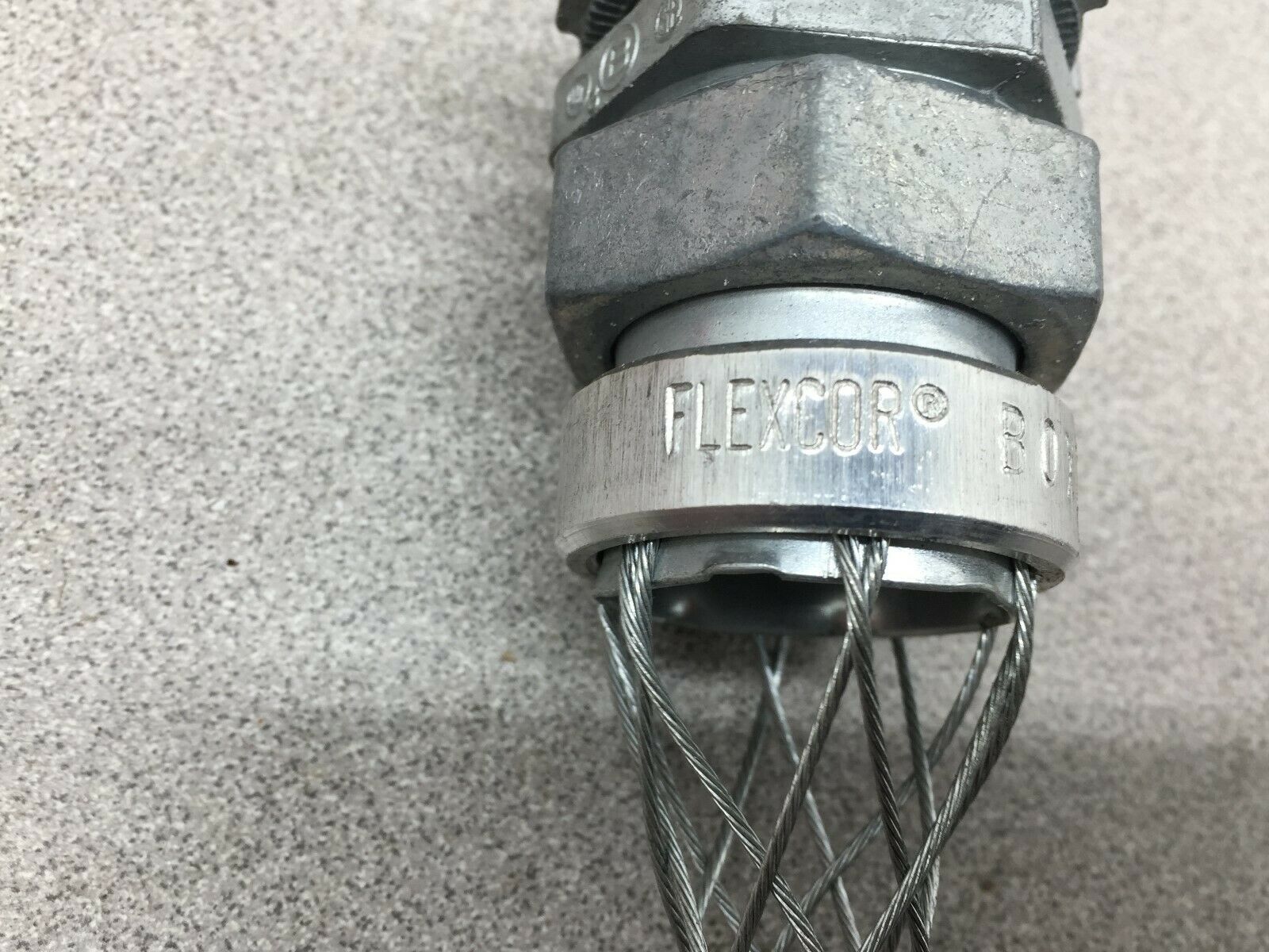 NEW NO BOX FLEXCOR 1"STAIN RELIEF BOX CONNECTOR .70-.97CORD DIAM. 073031210