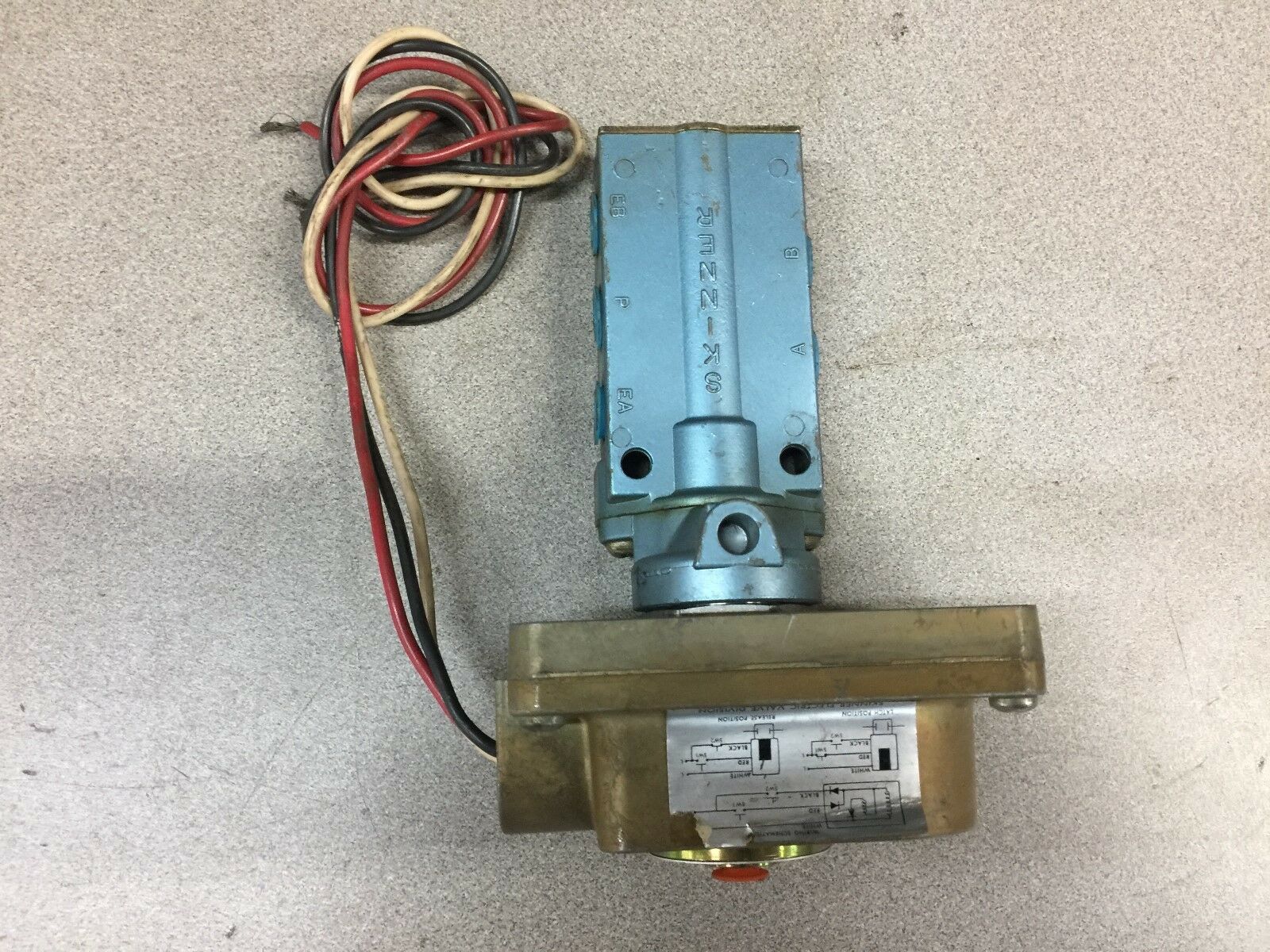 NEW NO BOX SKINNER 1/4"NPT 30-150PSI 120VAC SOLENOID VALVE XH935RBM2150 GT8