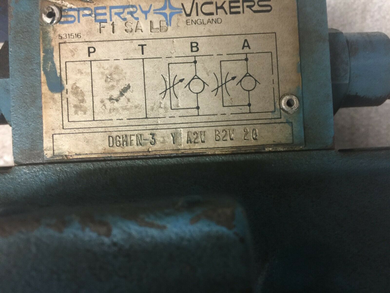 USED VICKERS SOLENOID DIRECTIONAL CONTROL VALVE DG4V-3-2A-U-B-10 / D6MFN-3 Y A2W