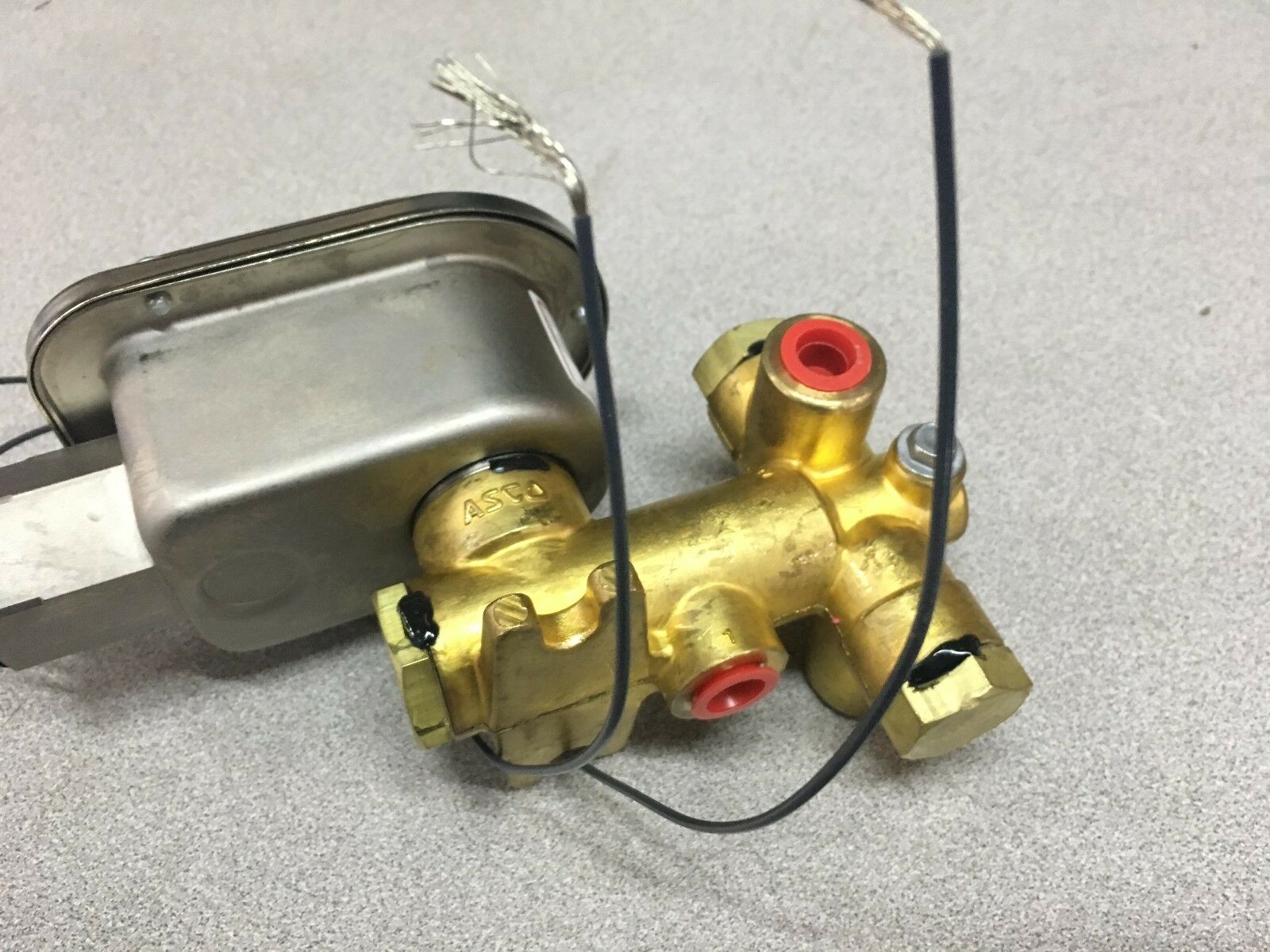 NEW NO BOX ASCO RED HAT SOLENOID VALVE 1/4" PIPE NS8300142F