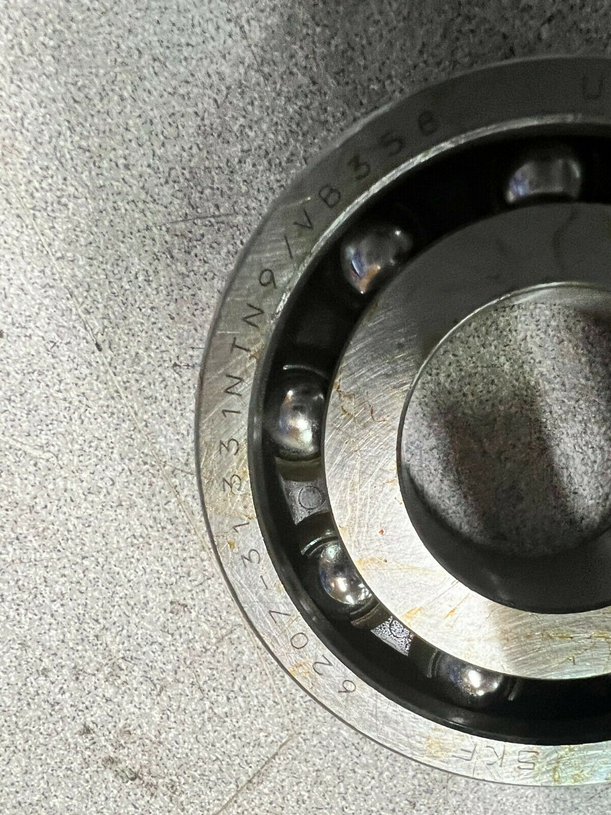 NEW IN BOX SKF ROLLER BEARING 6207/31.331NTN9/VB358