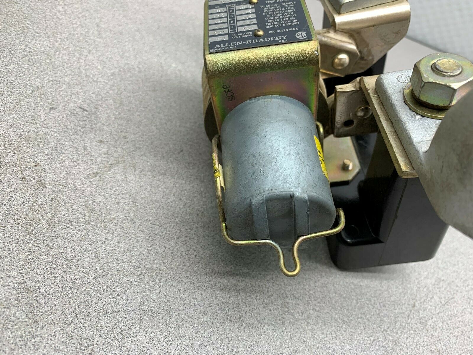 NEW NO BOX ALLEN-BRADLEY CURRENT RELAY 810-A27A SERIES A *CRACKED BASE*