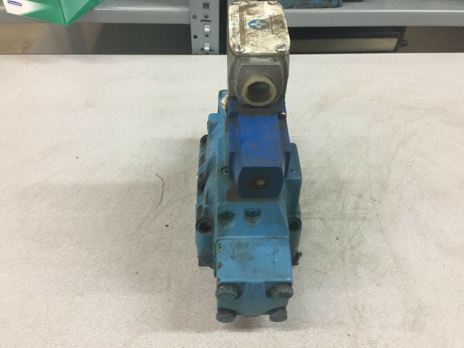 USED VICKERS SOLENOID DIRECTIONAL CONTROL VALVE DG4V-3-2A-U-B-10 / D6MFN-3 Y A2W