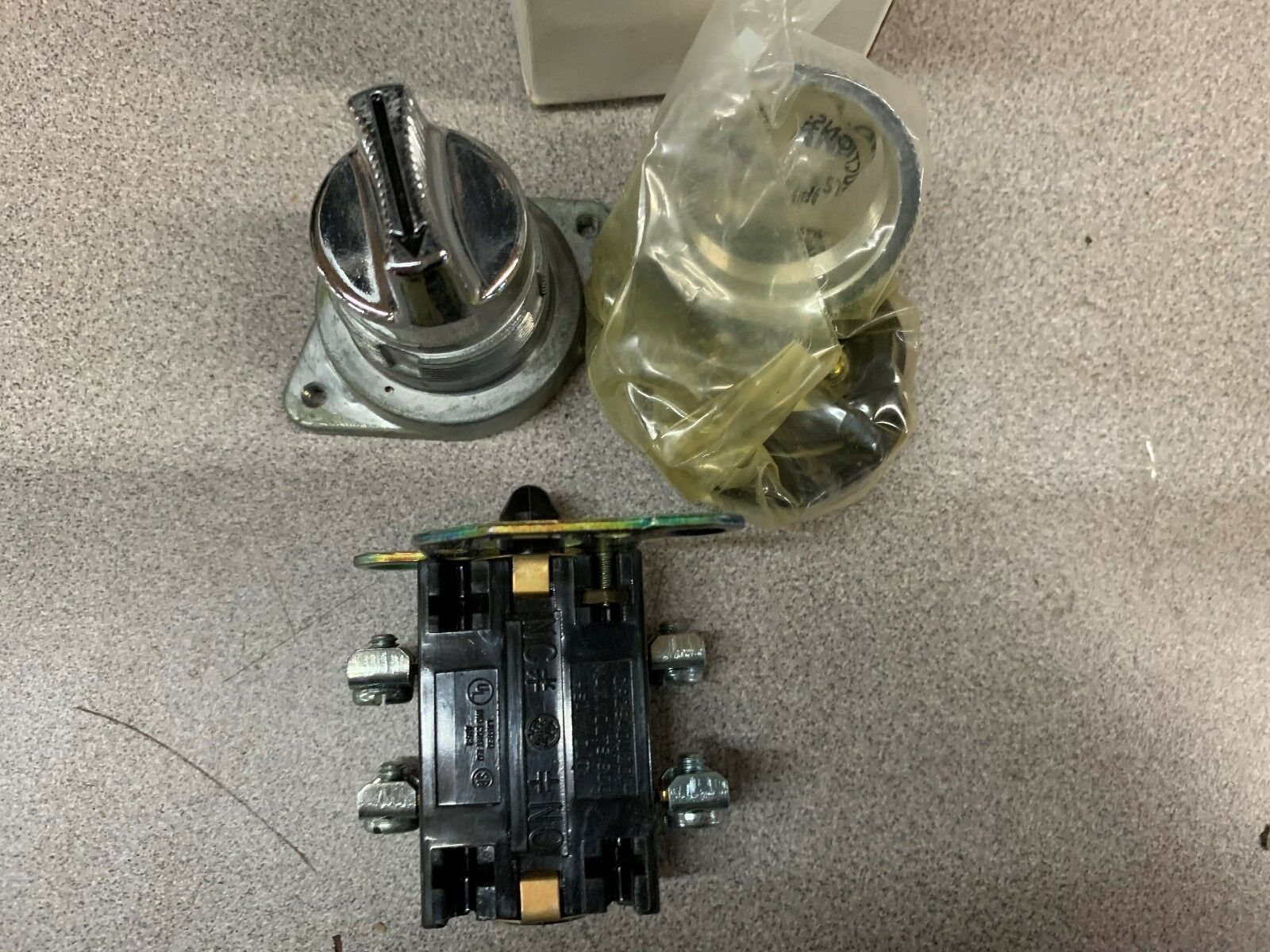 NEW IN BOX GE SWITCH CR2940US202B