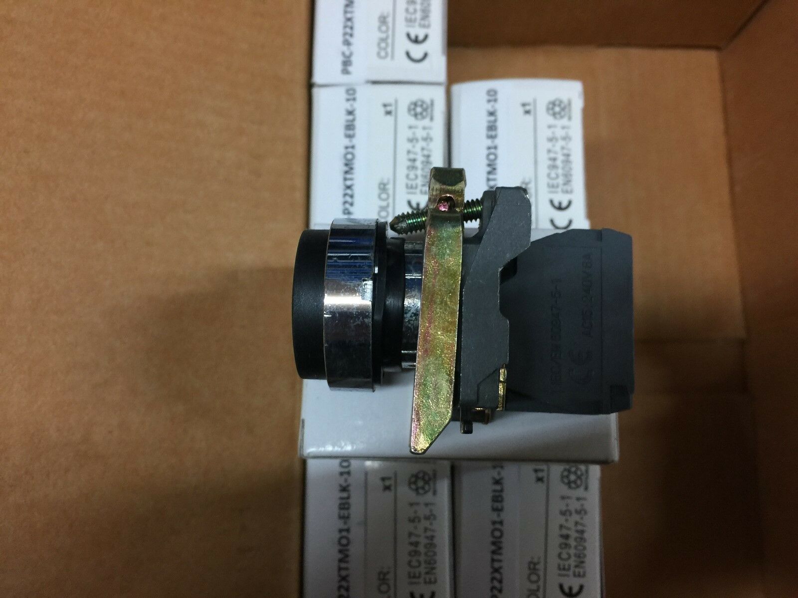 NEW IN BOX LOT OF 10 BLACK PUSH BUTTONS 1 N/O CONTACT PBC-P22XTM01-EBLK-10