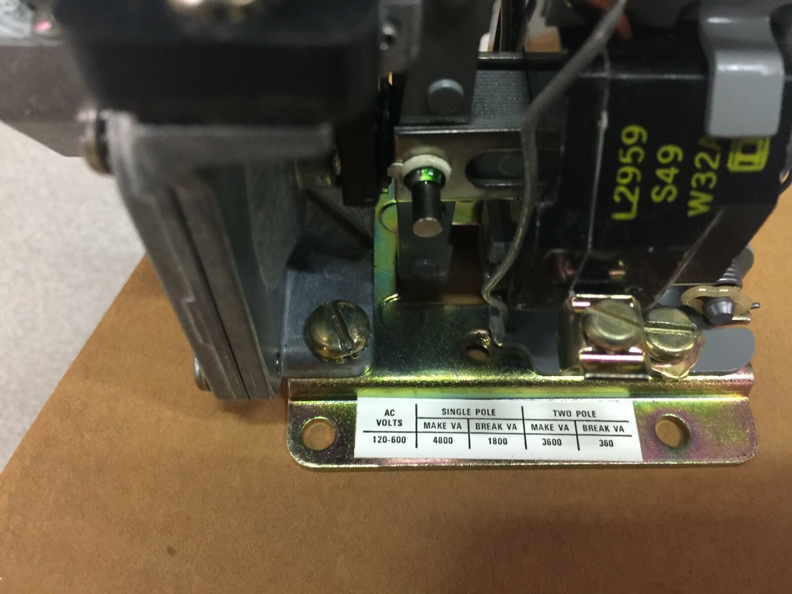 NEW IN BOX SQUARE D 120VAC PNEUMATIC TIMING RELAY A010EV02