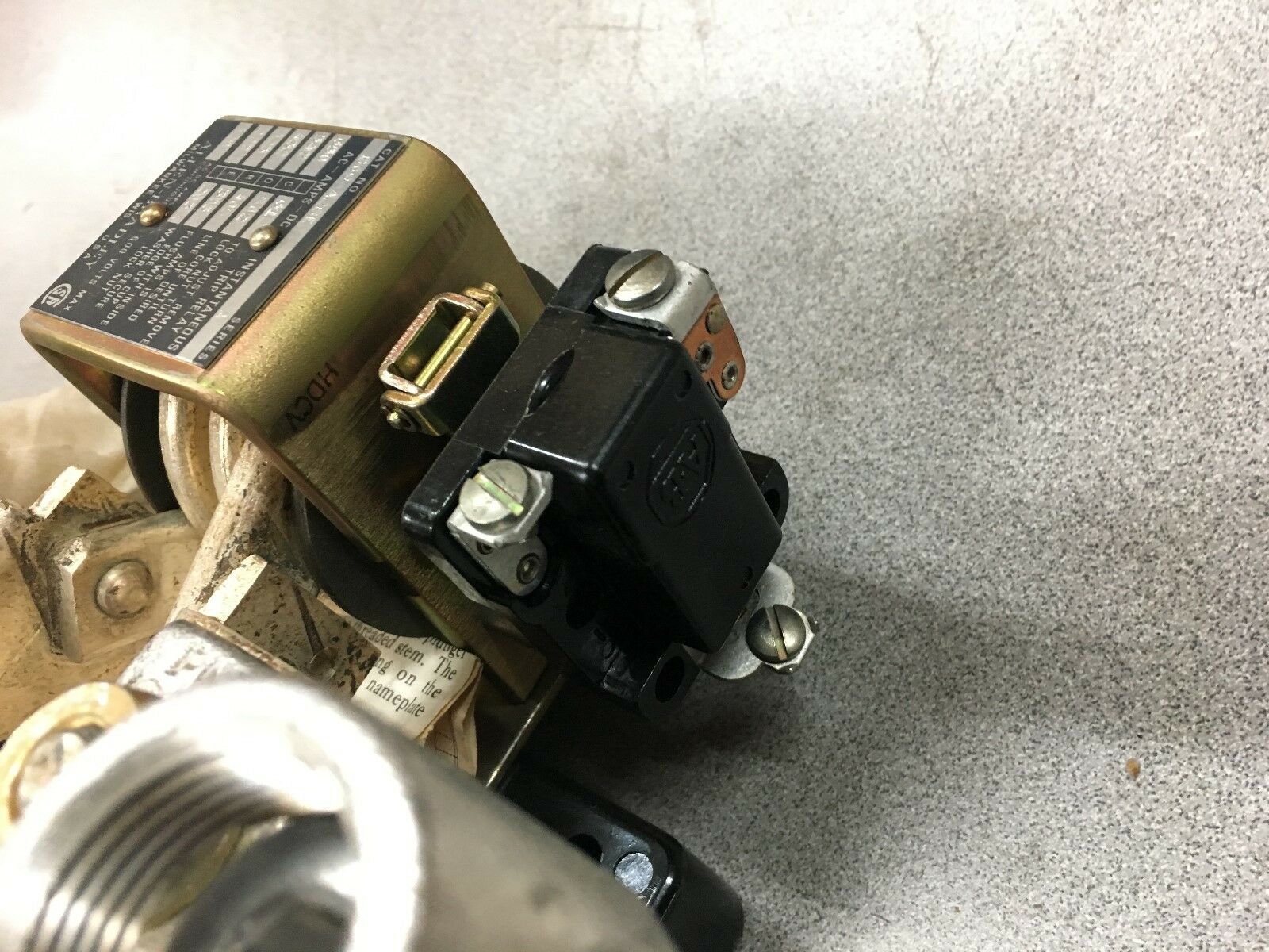 NEW IN BOX ALLEN-BRADLEY INSTANTANEOUS TRIP CURRENT RELAY 809-A28E SERIES A