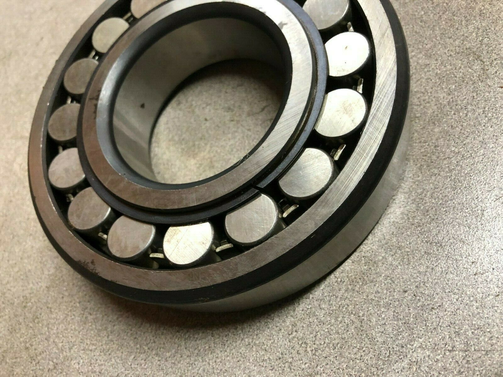NEW NO BOX SNR ROLLER BEARING 21313 F32