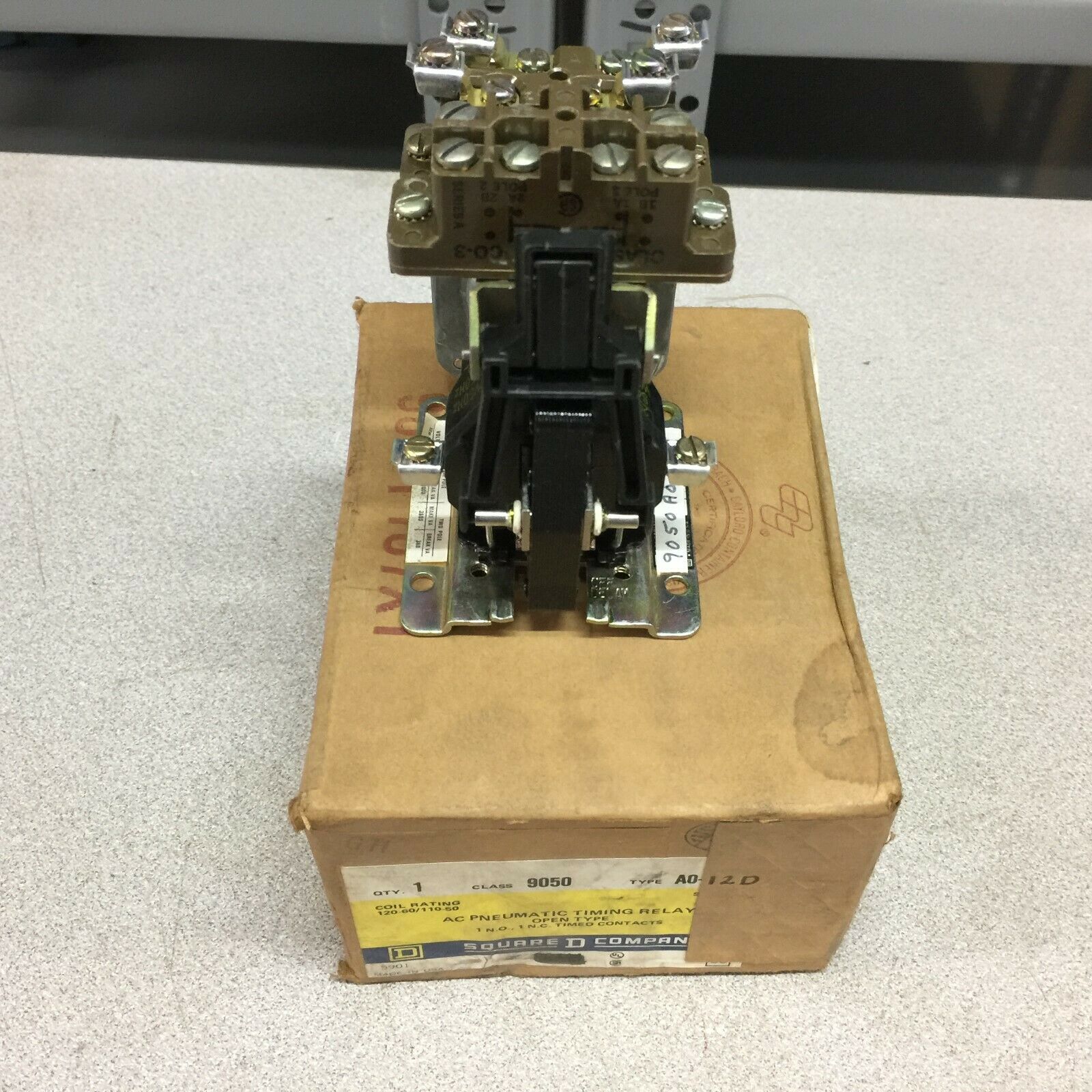 NEW IN BOX SQUARE D 120 VAC COIL AC PNEUMATIC TIMING RELAY 9050 A0-12D