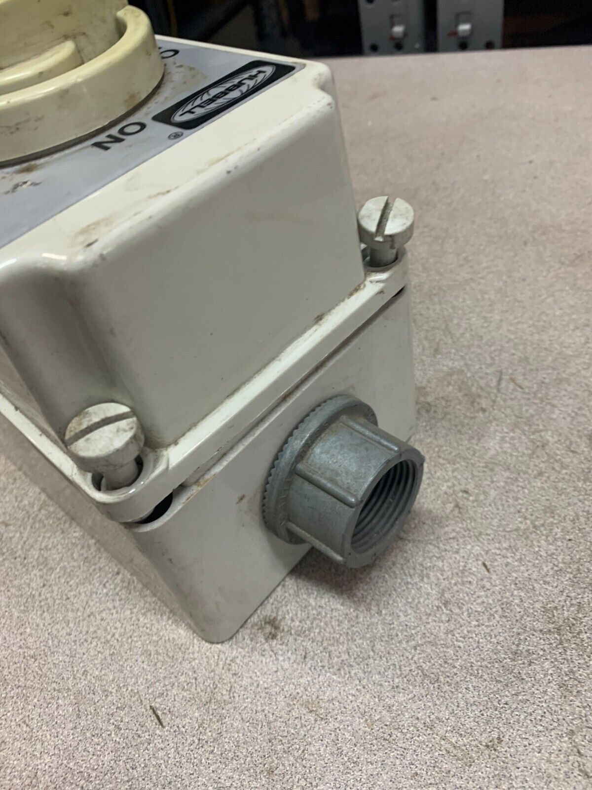 USED HUBBELL 30A 3PH 480VAC WATERTIGHT RECEPTACLE MI430R7W