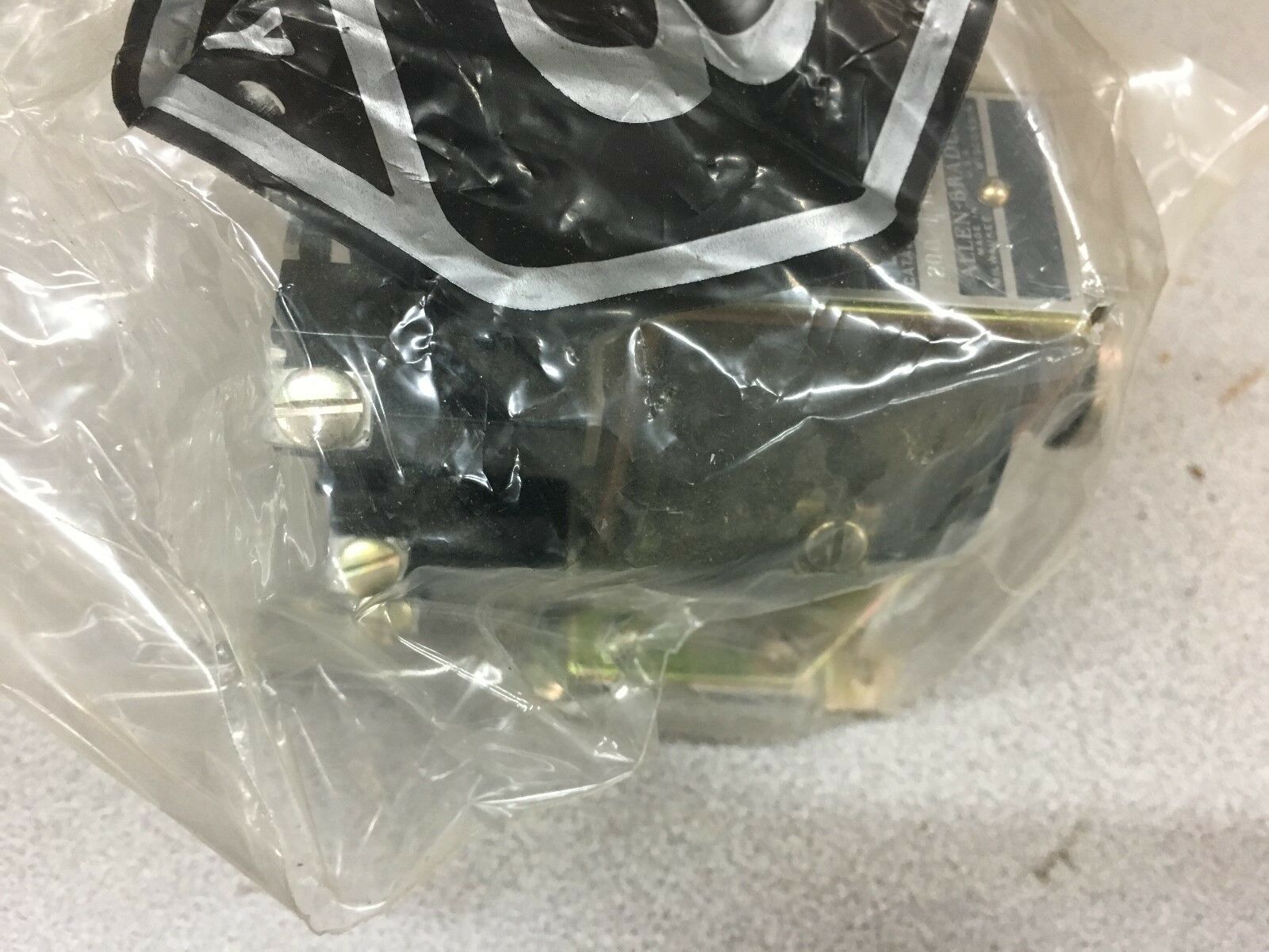 NEW IN BOX ALLEN BRADLEY RELAY 200-E300Z2 SERIES A