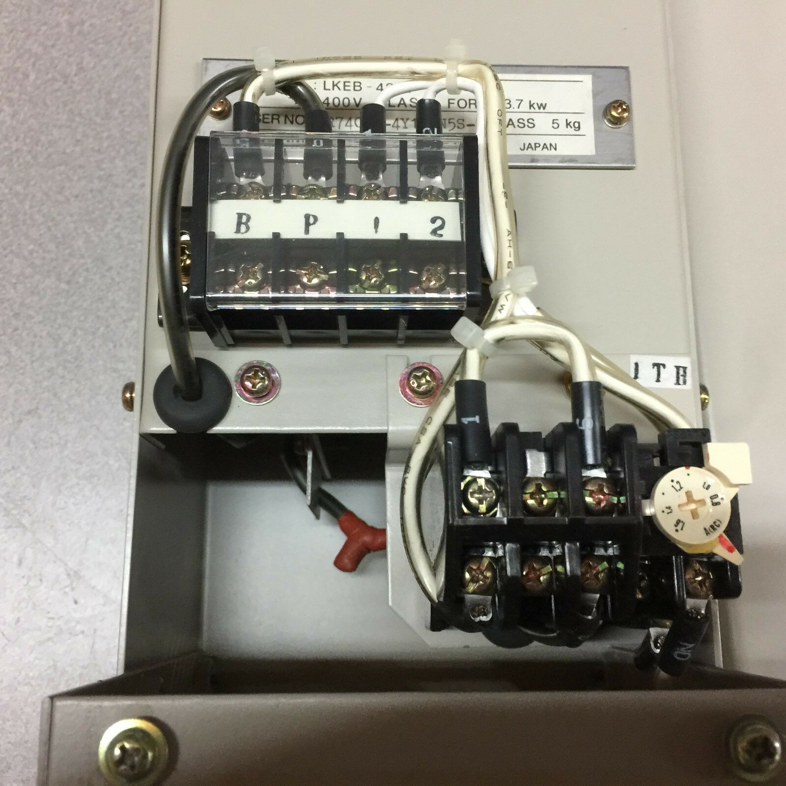 NEW NO BOX YASKAWA 400V 3.7KW BRAKING RESISTOR UNIT LKEB-43P7