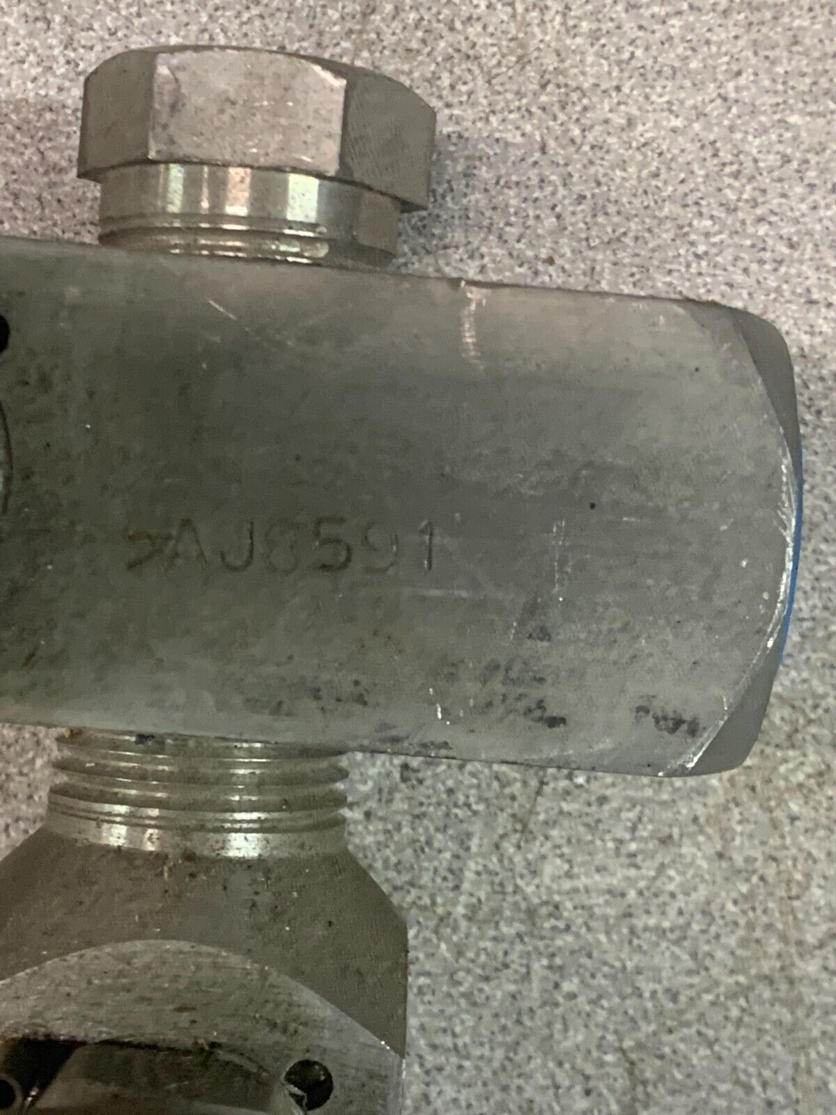 NEW NO BOX HEX VALVE DIVISIONS STAINLESS STEEL VALVE HG4S1U313P412