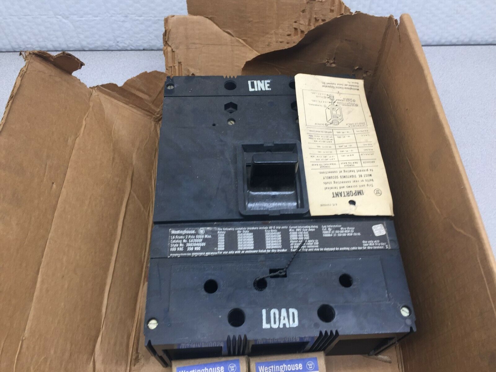 NEW IN DAMMAGED BOX WESTINGHOUSE 600 AMP 2 POLE 600 VAC WITH MAG TRIP LA2600F /