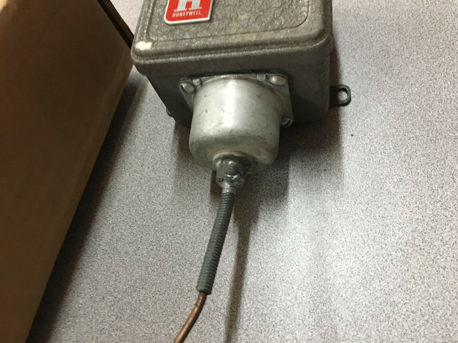 NEW IN BOX HONEYWELL TEMPERATURE CONTROLLER T415A351XA3