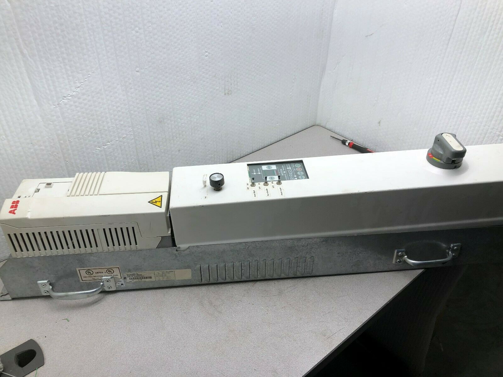 USED ABB 2.2 KW 3HP 480 VAC 3 PH DRIVE WITH ELETRONIC BYPASS ACH401600432