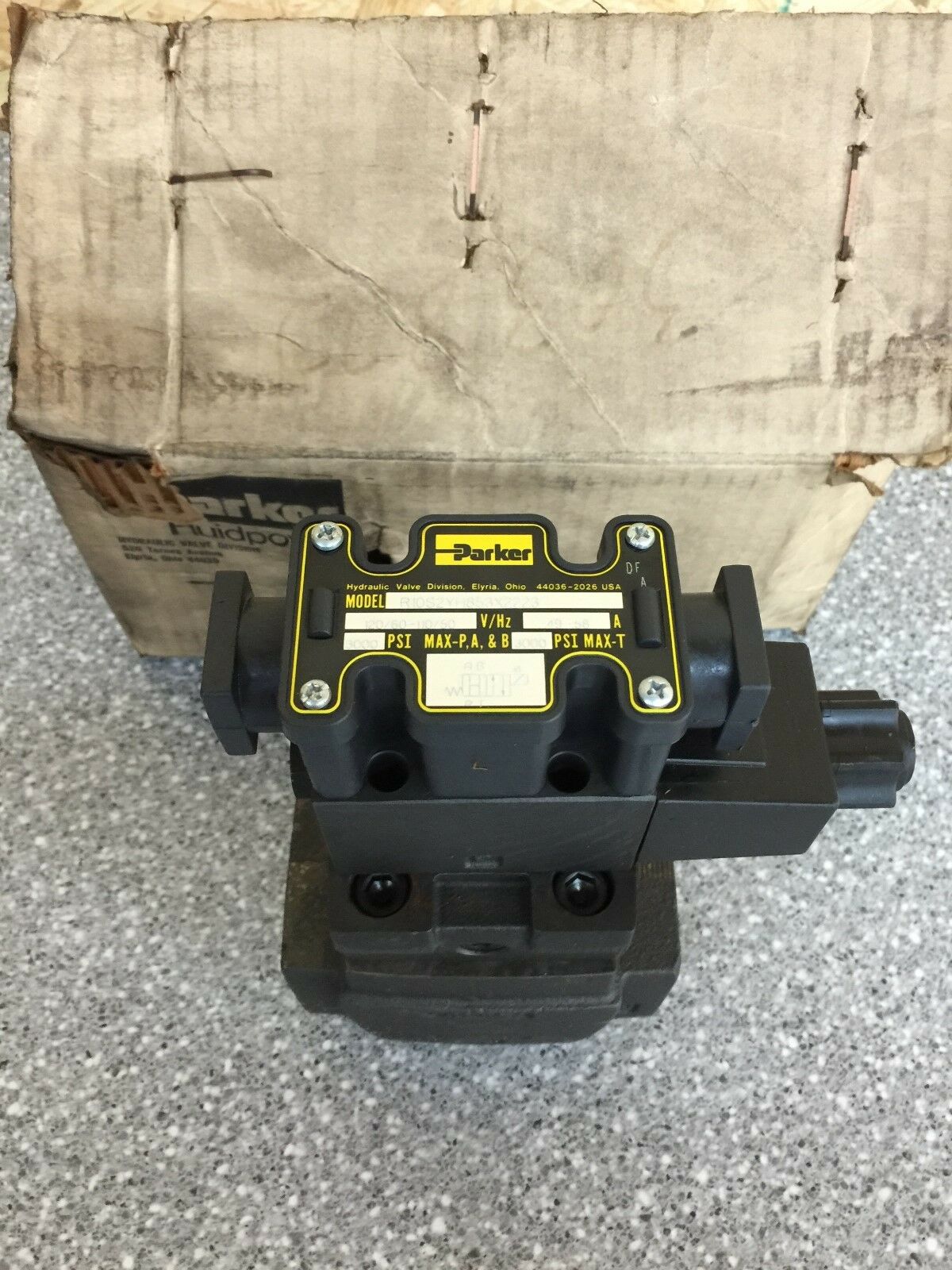 NEW IN BOX PARKER 110/120V HYDRAULIC SOLENOID VALVE R10S2YH853X2223