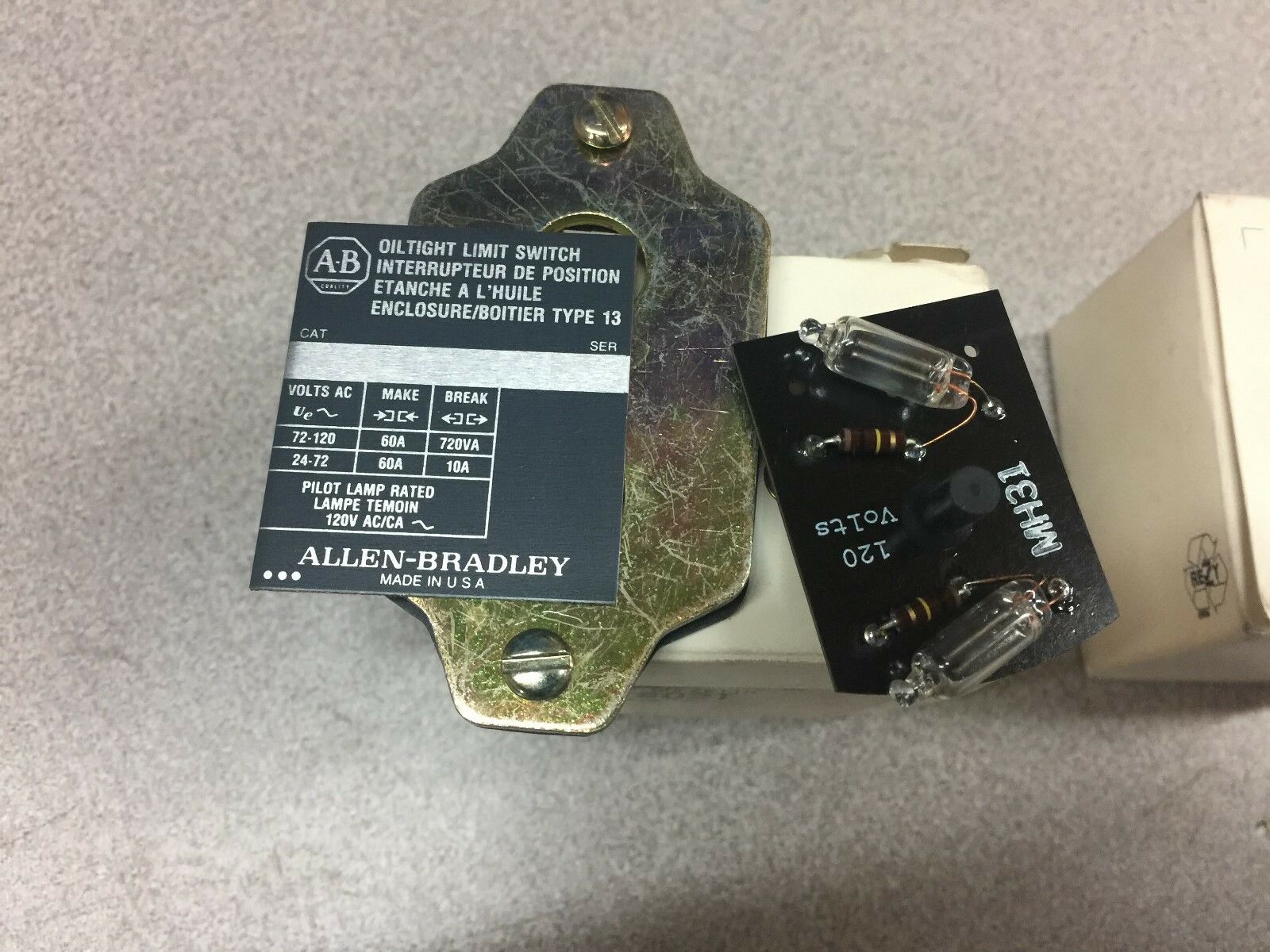 NEW IN BOX (LOT OF 2) ALLEN BRADLEY LIGHT KIT, INDICATING LAMP/COVER KIT 802T-N
