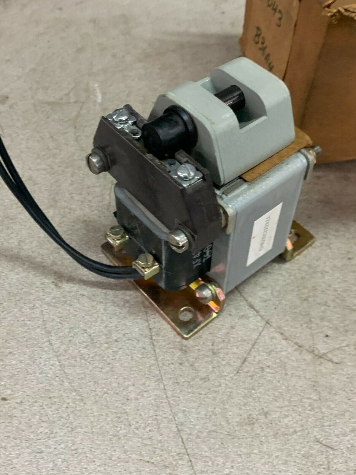 NEW IN BOX GENERAL ELECTRIC INDUSTRIAL SOLENOID CR9500C202A2A