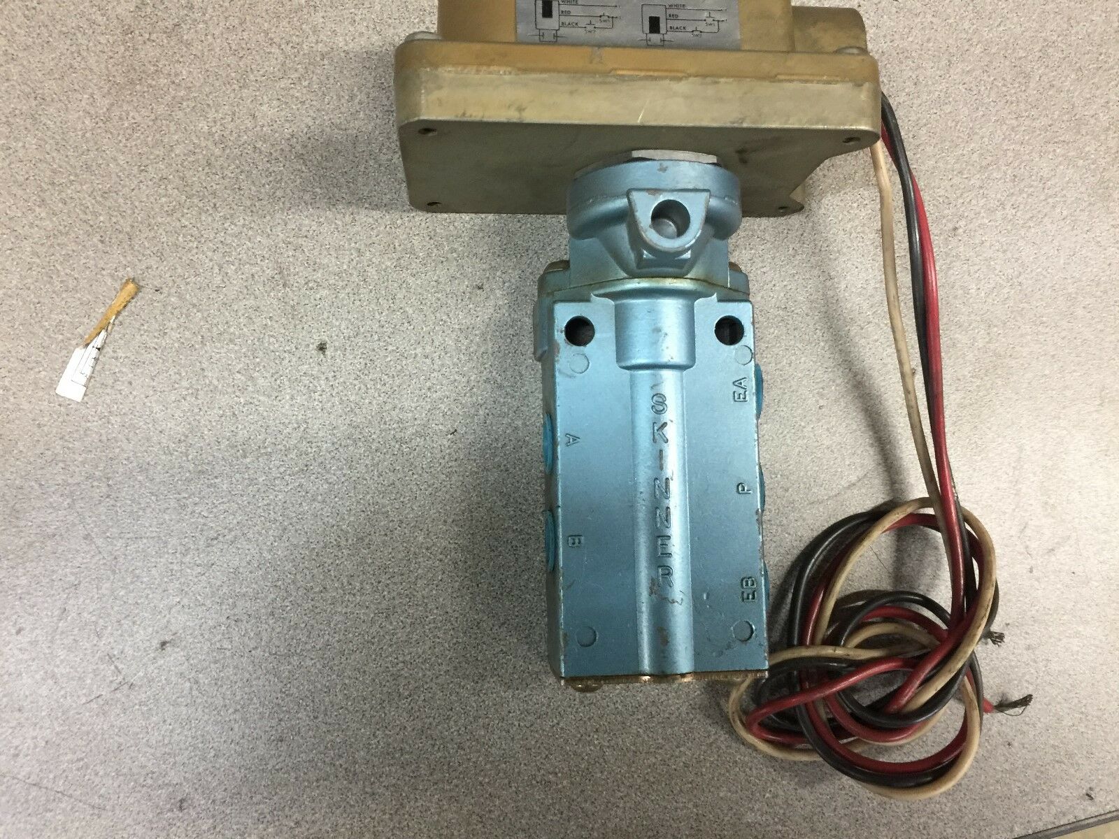 NEW NO BOX SKINNER 1/4"NPT 30-150PSI 120VAC SOLENOID VALVE XH935RBM2150 GT8